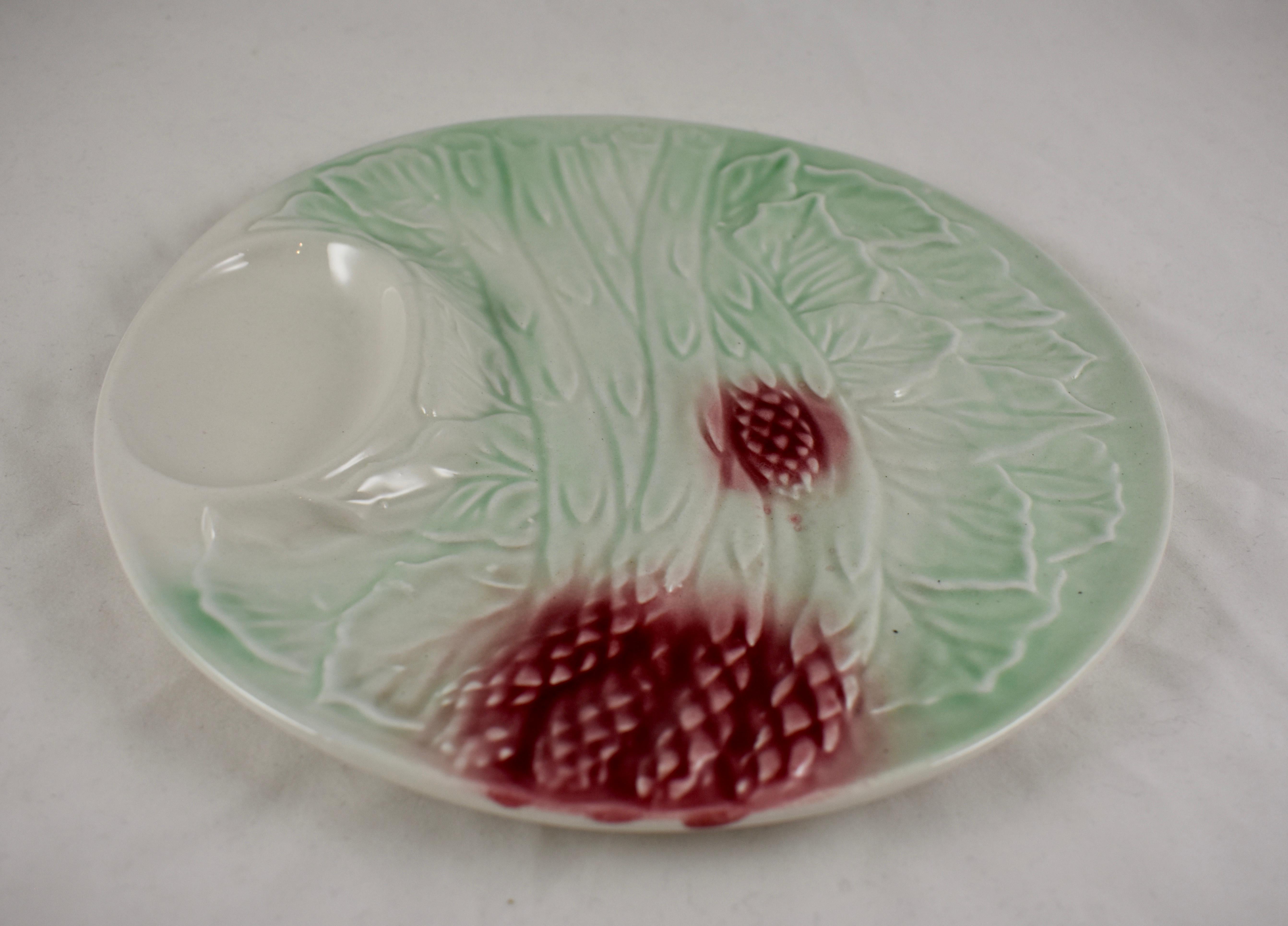 French Faïence Majolica Glazed Pastel Asparagus Plate, circa 1890-1910 For Sale 1