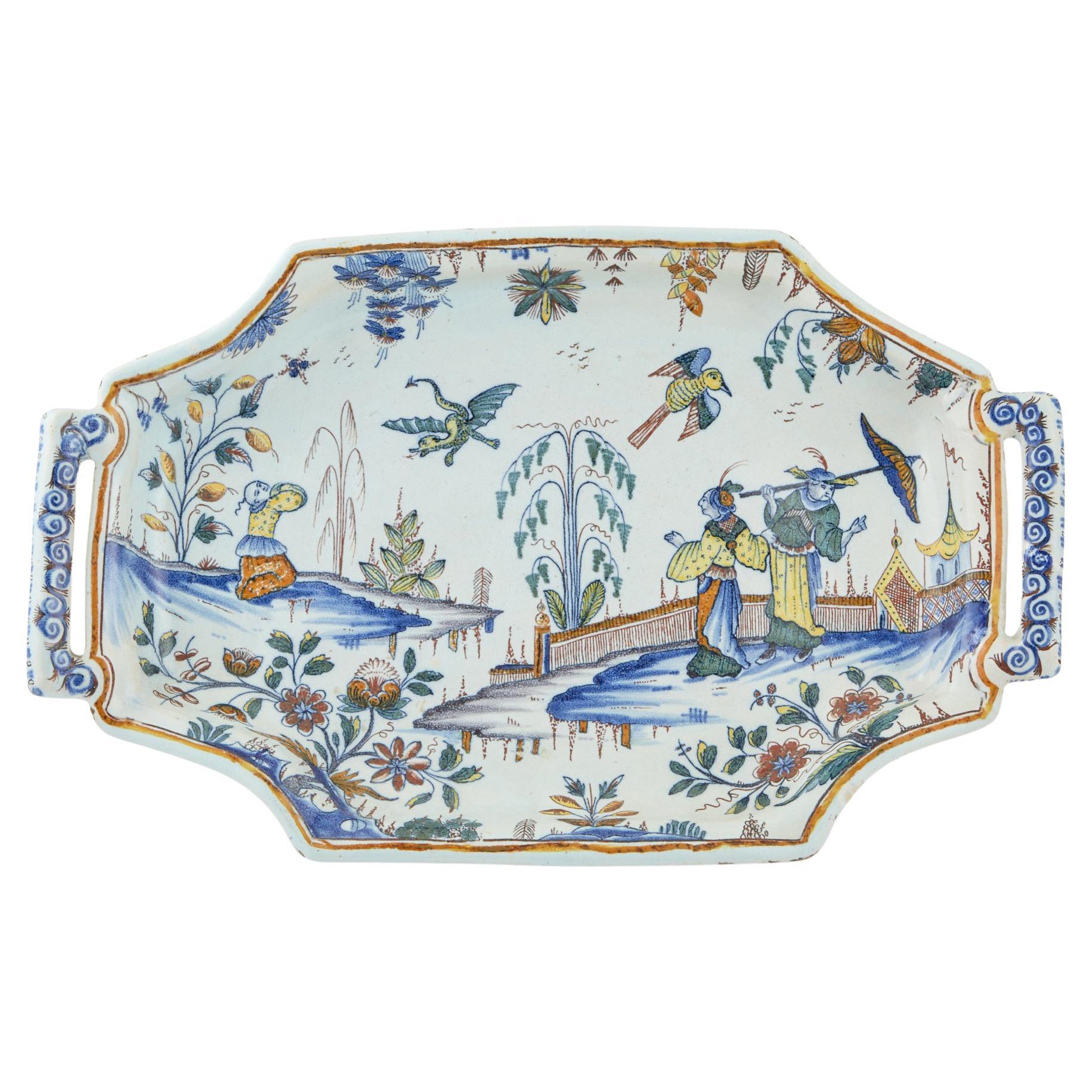 Porte-lettres ou porte-documents oblong octogonal de la Faïence française,
Vers 1730-1740, 
Très probablement Rouen, peut-être Sinceny ou Moulins, marque P bleue.

Le plateau Chinoiserie est peint dans des couleurs vives typiques, à gauche avec un