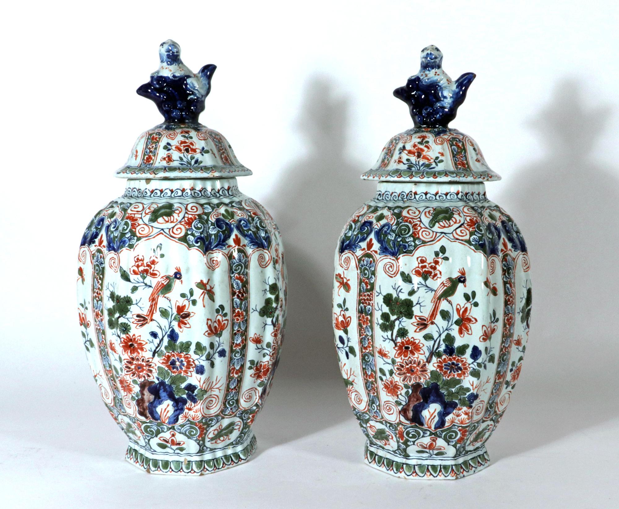 Vases et couvercles octogonaux cannelés en faïence chinoise à décor d'oiseaux, 
Géo Martel,
Vers 1907

Les vases octogonaux et les couvercles de la Chinoiserie présentent la même décoration peinte sur chaque panneau, qui consiste en un oiseau sur