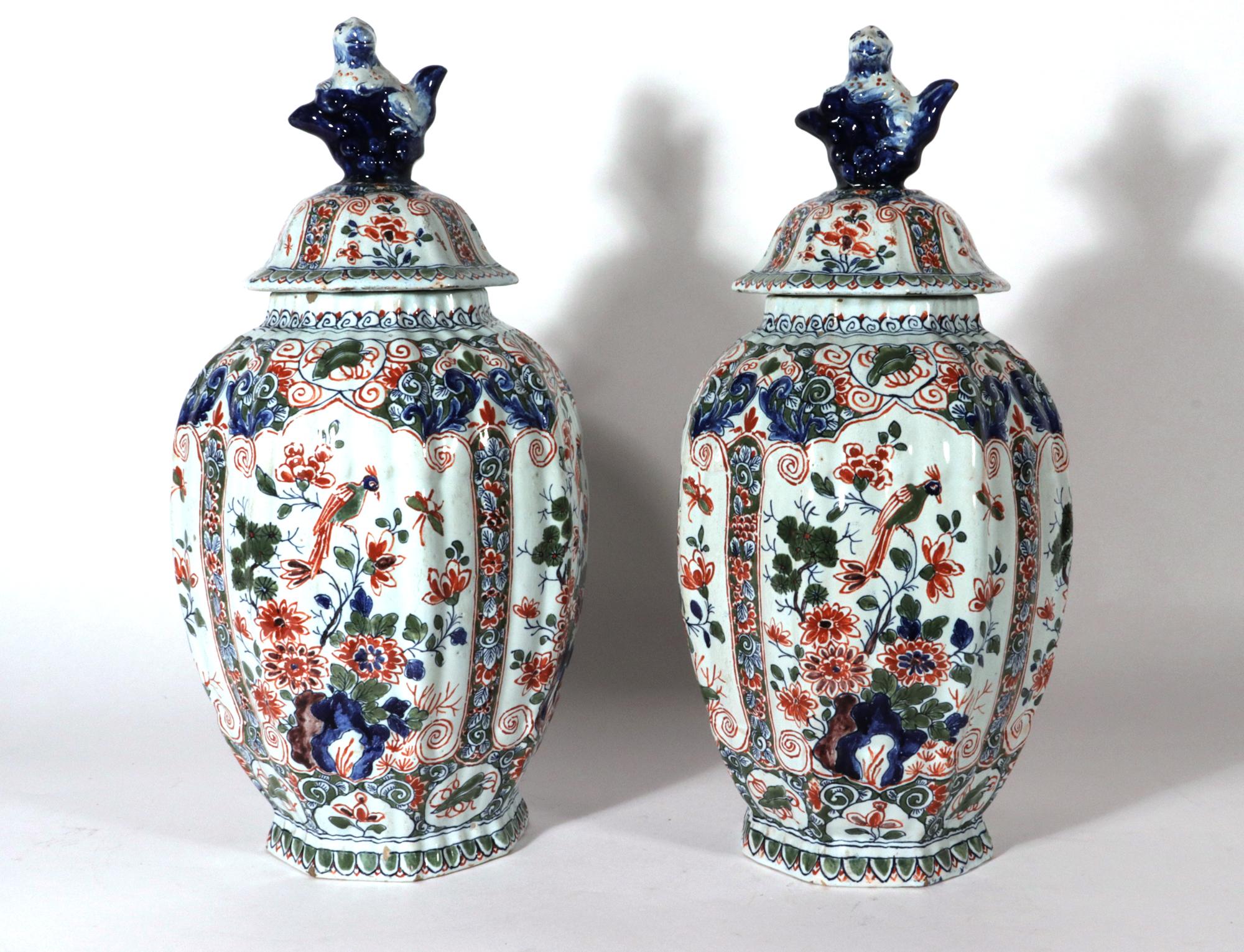 Georgien Vases et couvercles octogonaux décorés d'oiseaux cannelés en faïence française, Geo Martel en vente