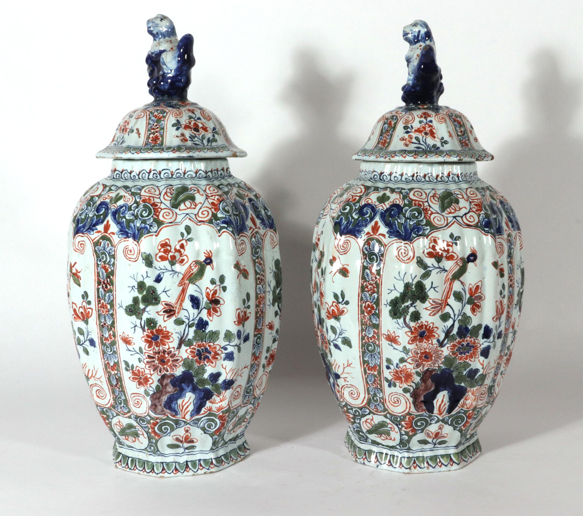 Français Vases et couvercles octogonaux décorés d'oiseaux cannelés en faïence française, Geo Martel en vente
