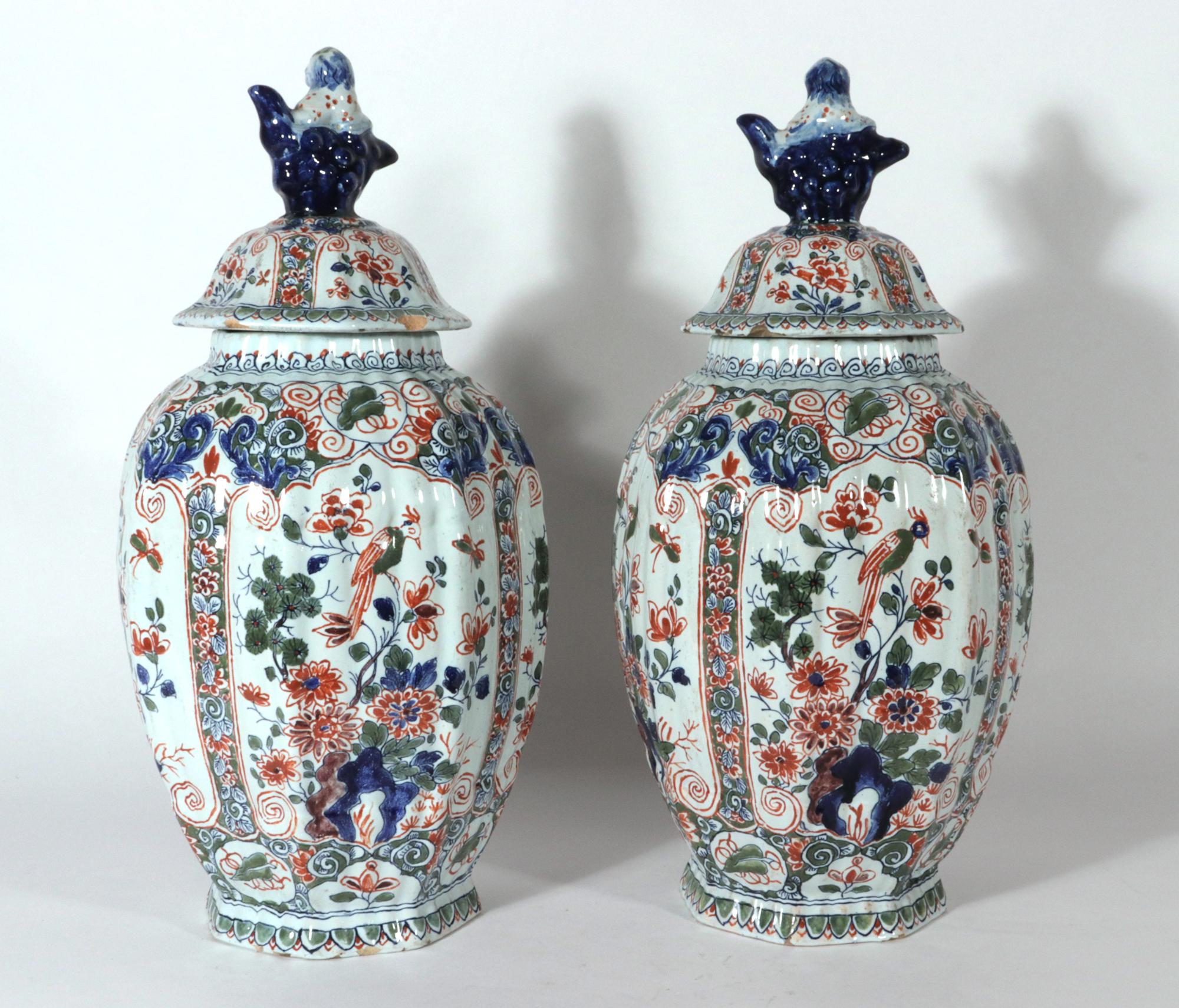 Vases et couvercles octogonaux décorés d'oiseaux cannelés en faïence française, Geo Martel Bon état - En vente à Downingtown, PA