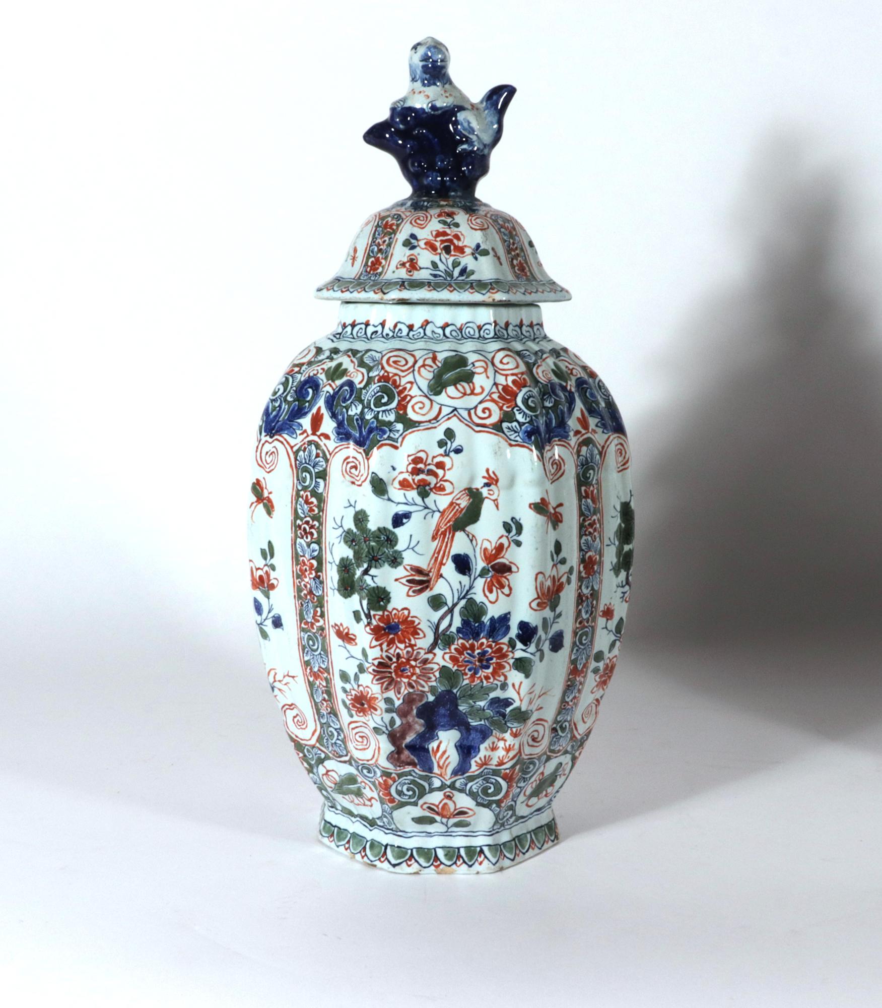 20ième siècle Vases et couvercles octogonaux décorés d'oiseaux cannelés en faïence française, Geo Martel en vente