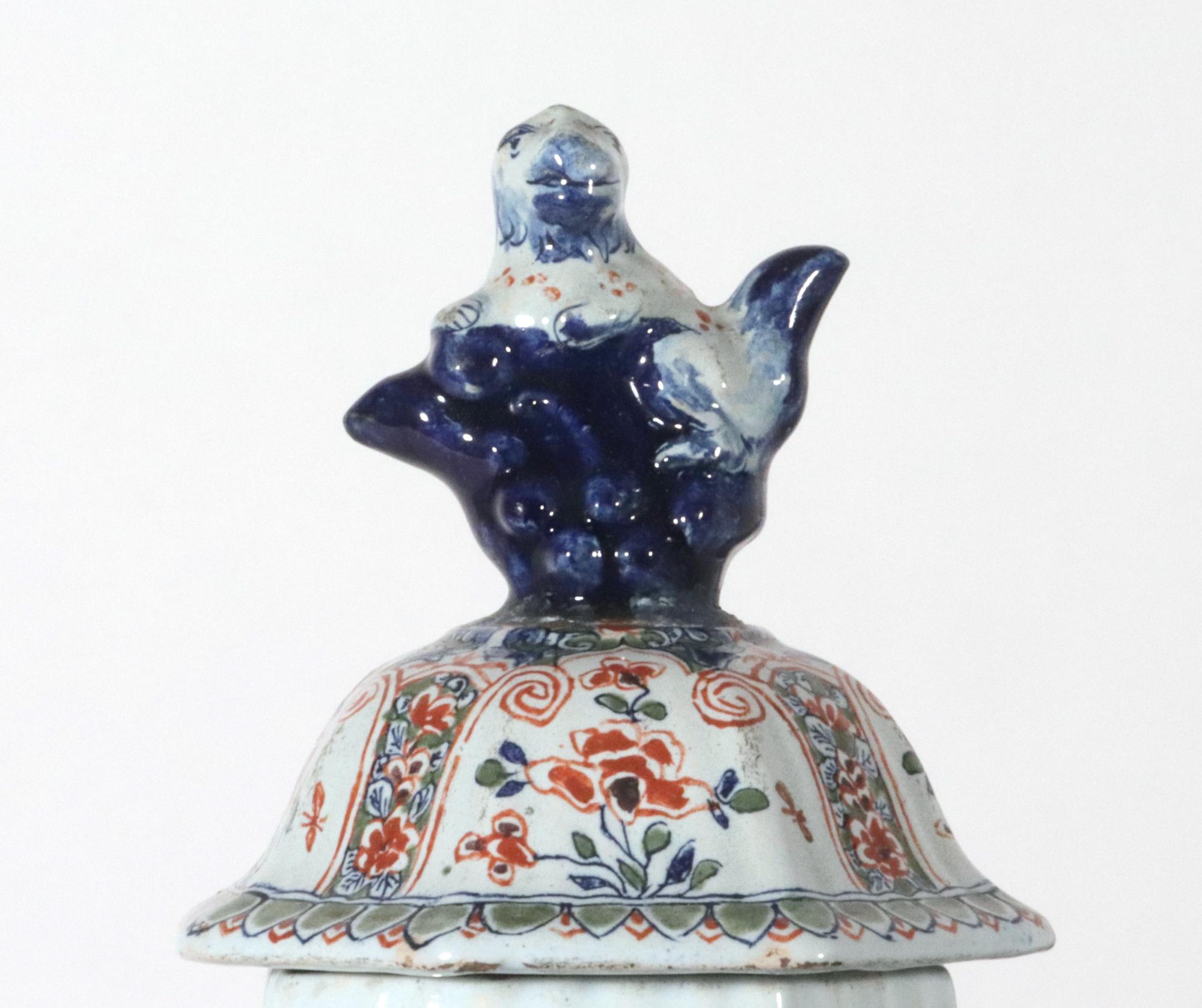 Faïence Vases et couvercles octogonaux décorés d'oiseaux cannelés en faïence française, Geo Martel en vente