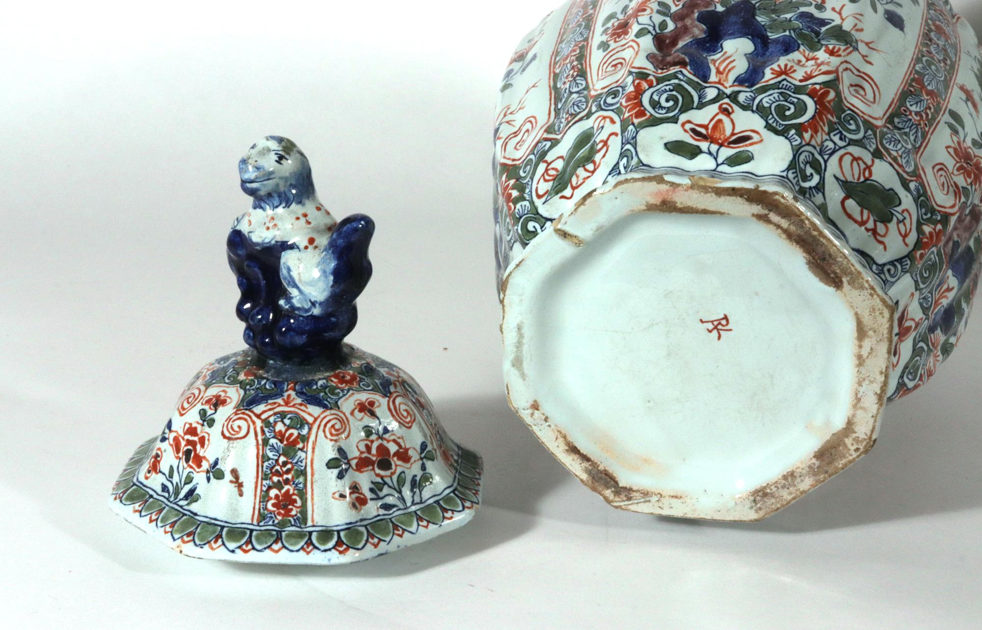 Vases et couvercles octogonaux décorés d'oiseaux cannelés en faïence française, Geo Martel en vente 2