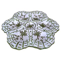Piatto di maiolica francese con fiori di ostrica stile Moustiers, circa 1940