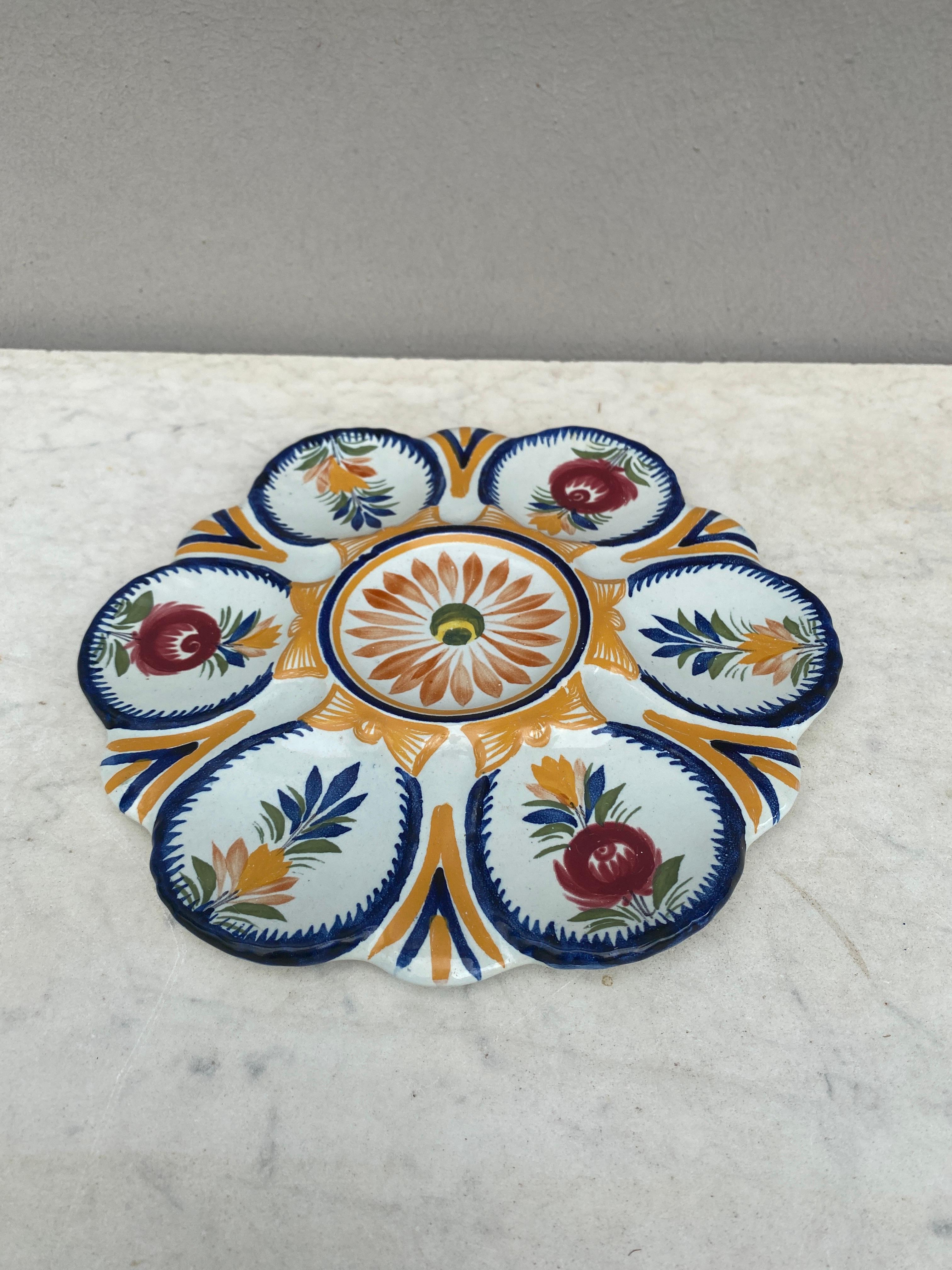 French Faience Oyster Plate Henriot Quimper, circa 1930 In Good Condition For Sale In Austin, TX