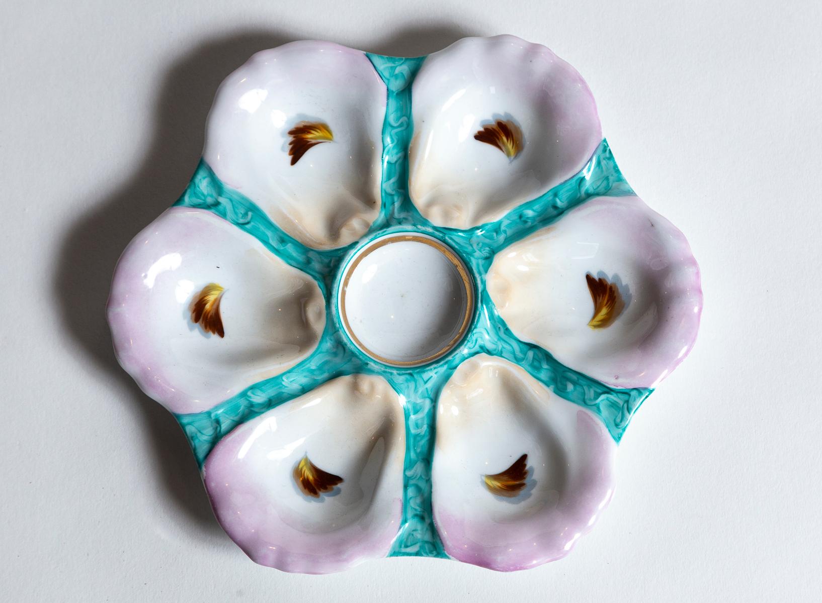 Assiette à huîtres en faïence française, fin du 19e siècle. Assiette en porcelaine peinte à la main avec six puits d'huîtres en forme de coquillages. Magnifiquement détaillé avec un fond turquoise et lavande pâle saisissant.