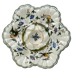 Assiette à huîtres en faïence française de style Moustiers, vers 1940