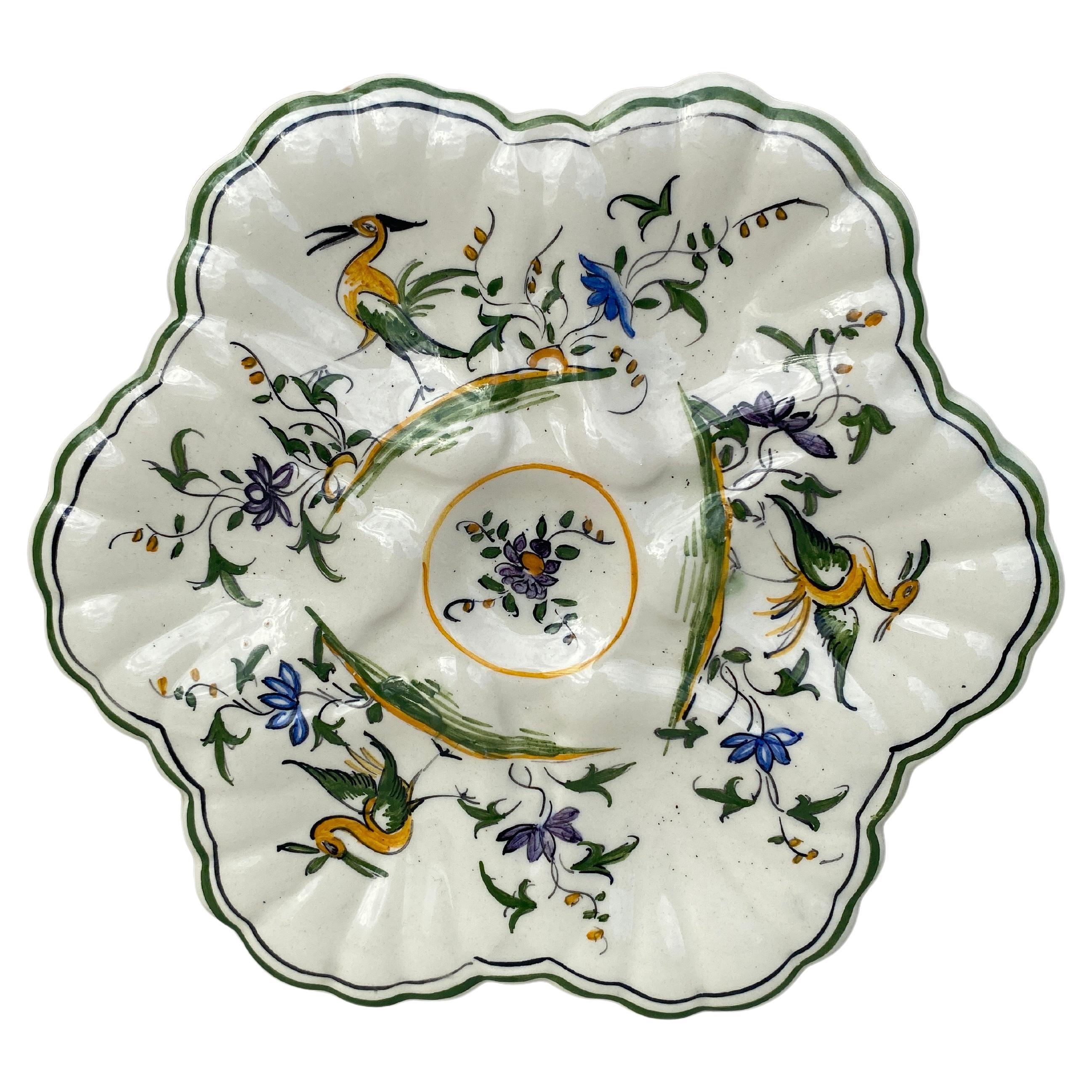 Assiette à huîtres en faïence française de style Moustiers, vers 1940 en vente