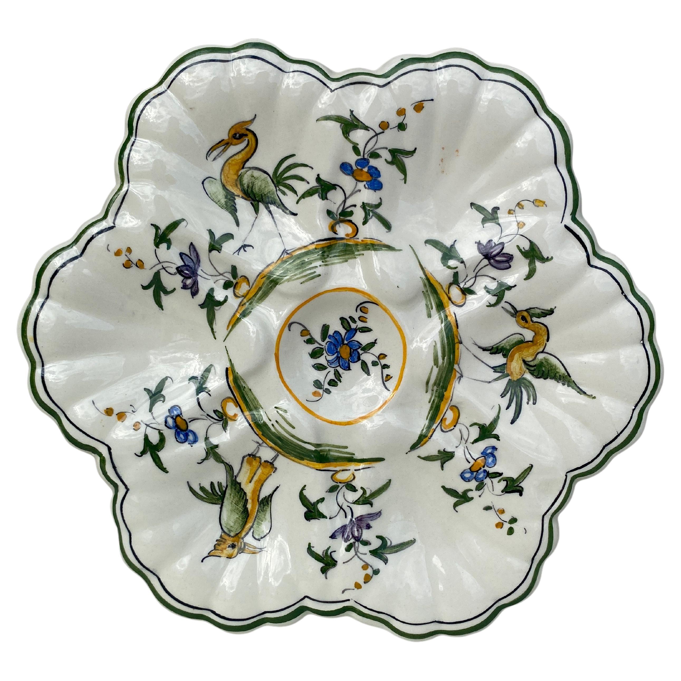 Plato de ostras de loza francesa estilo Moustiers, hacia 1940