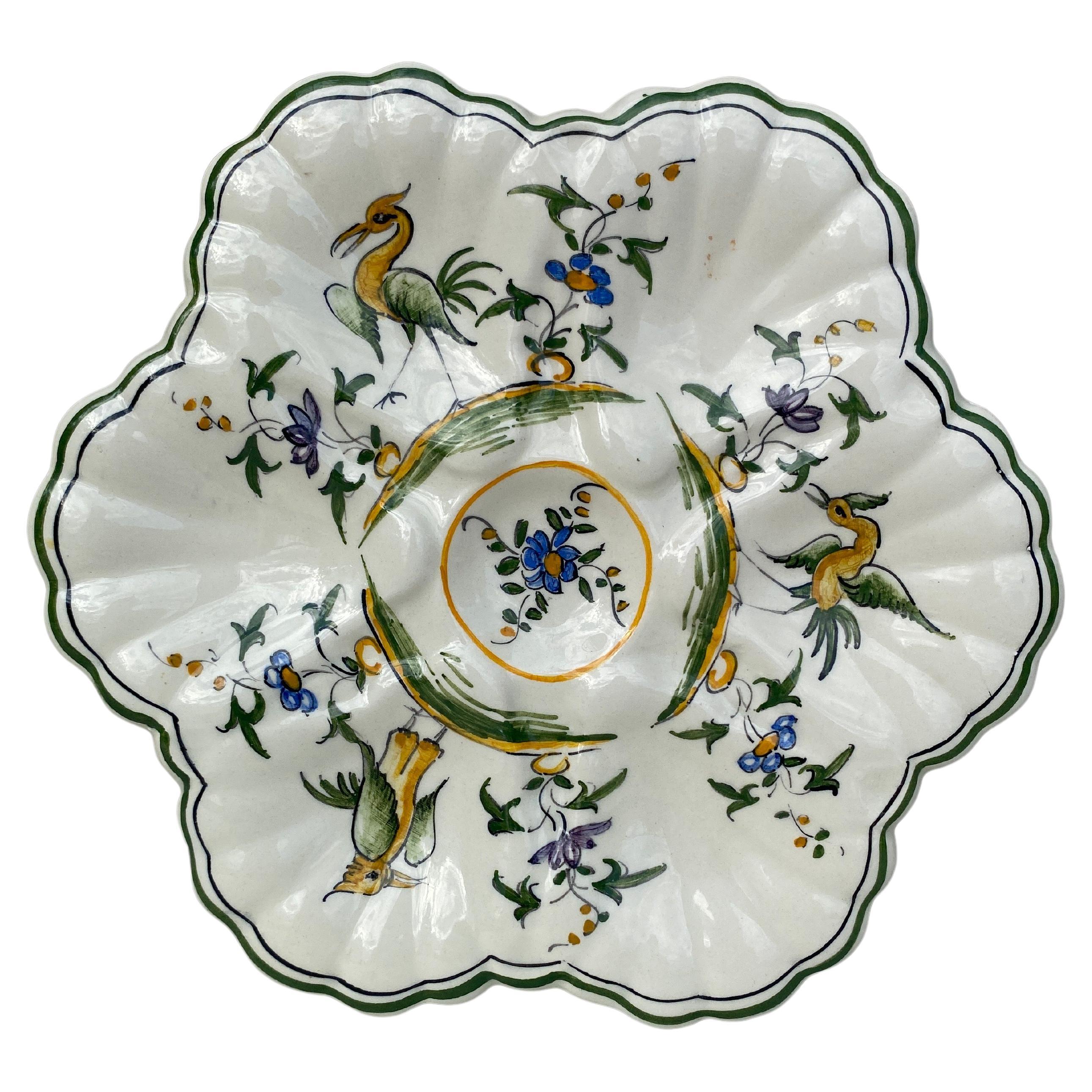 Assiette à huîtres en faïence française de style Moustiers, vers 1940 en vente