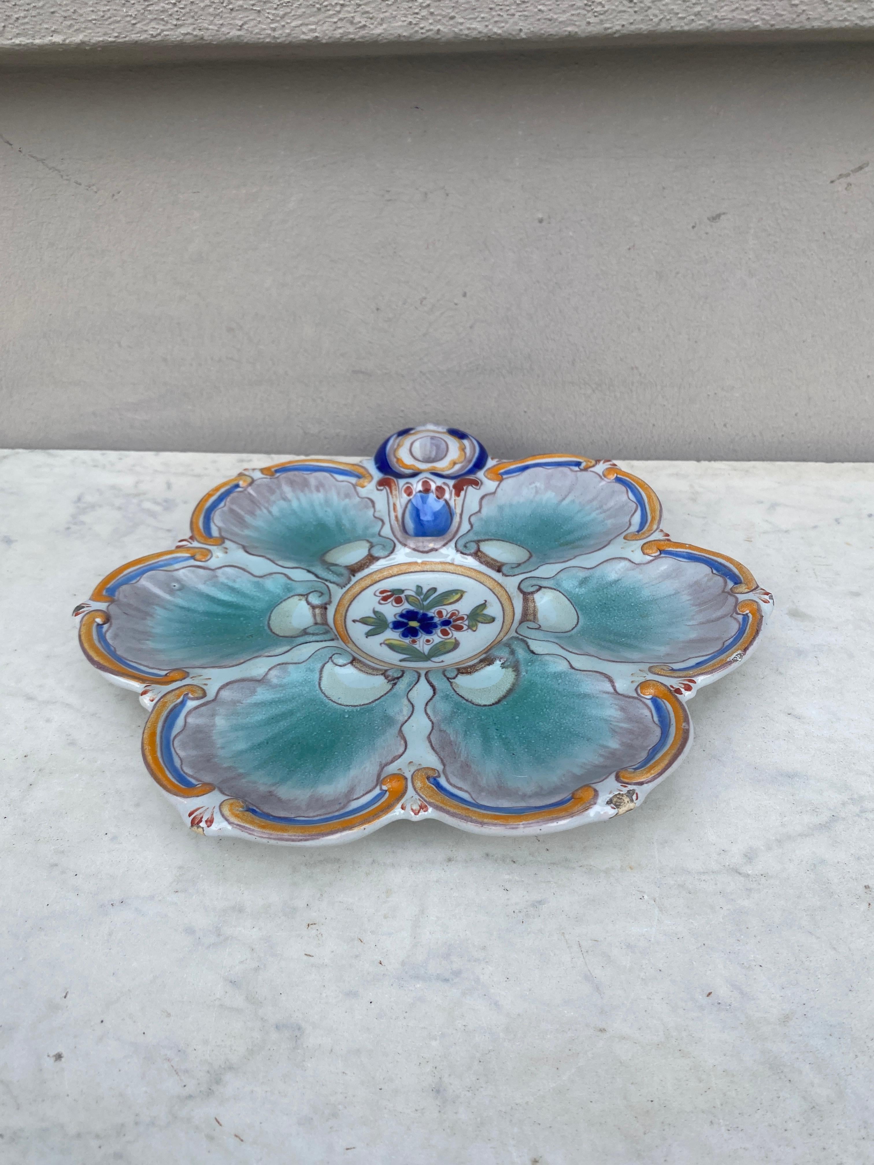 Assiette à huîtres en faïence française signée Saint Clément, vers 1890.
Rustique, style champêtre.