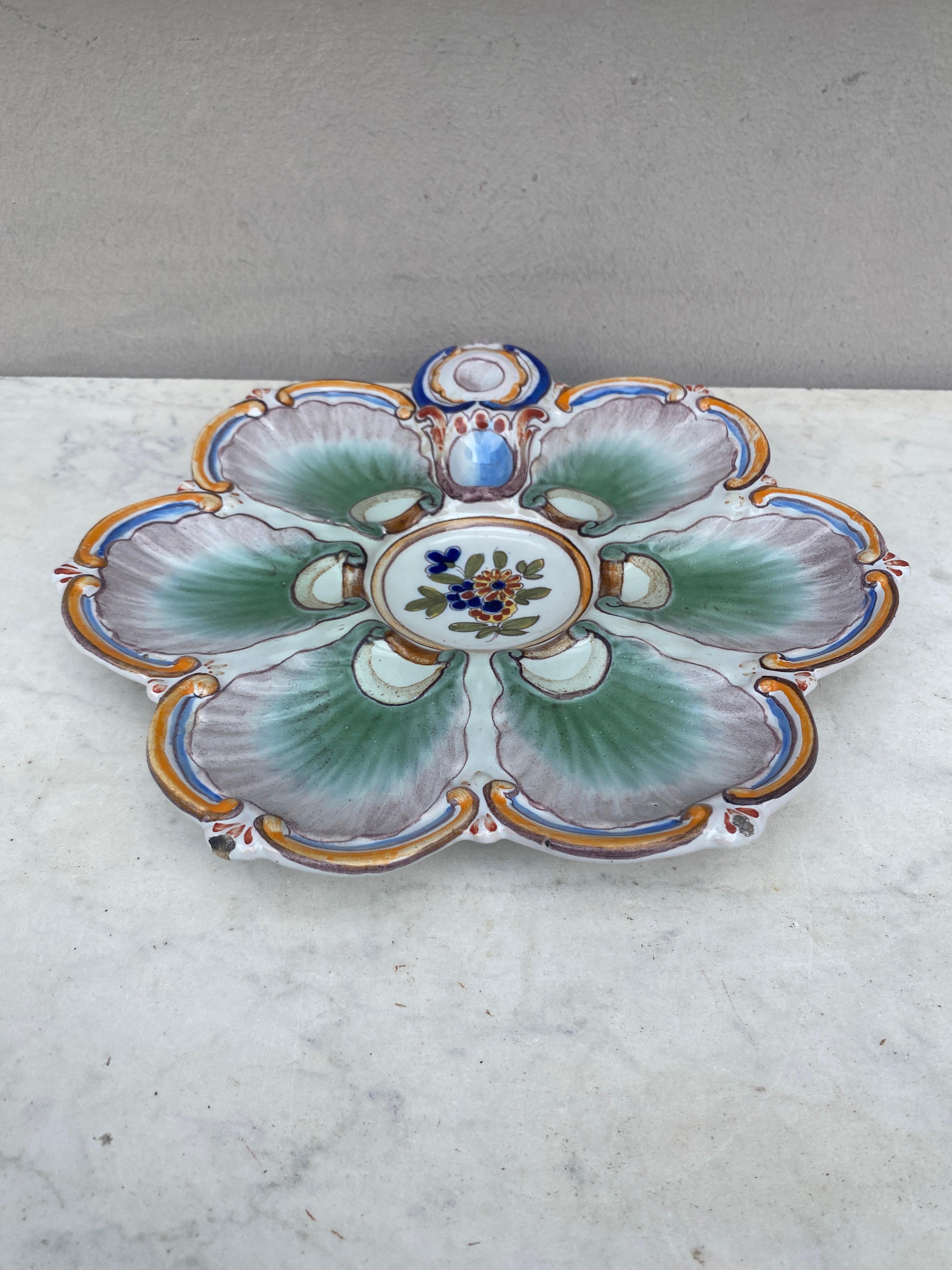 Assiette à huîtres en faïence française signée Saint Clément, vers 1890.
Rustique, style champêtre.