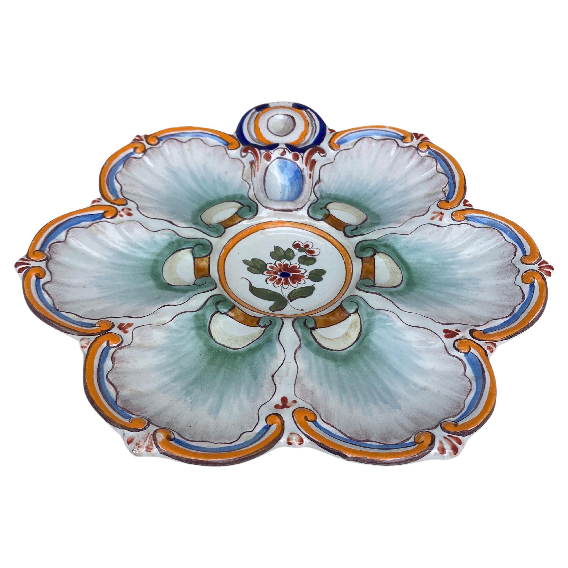 Assiette à huîtres en faïence française signée Saint Clément, vers 1890.
Rustique, style champêtre.