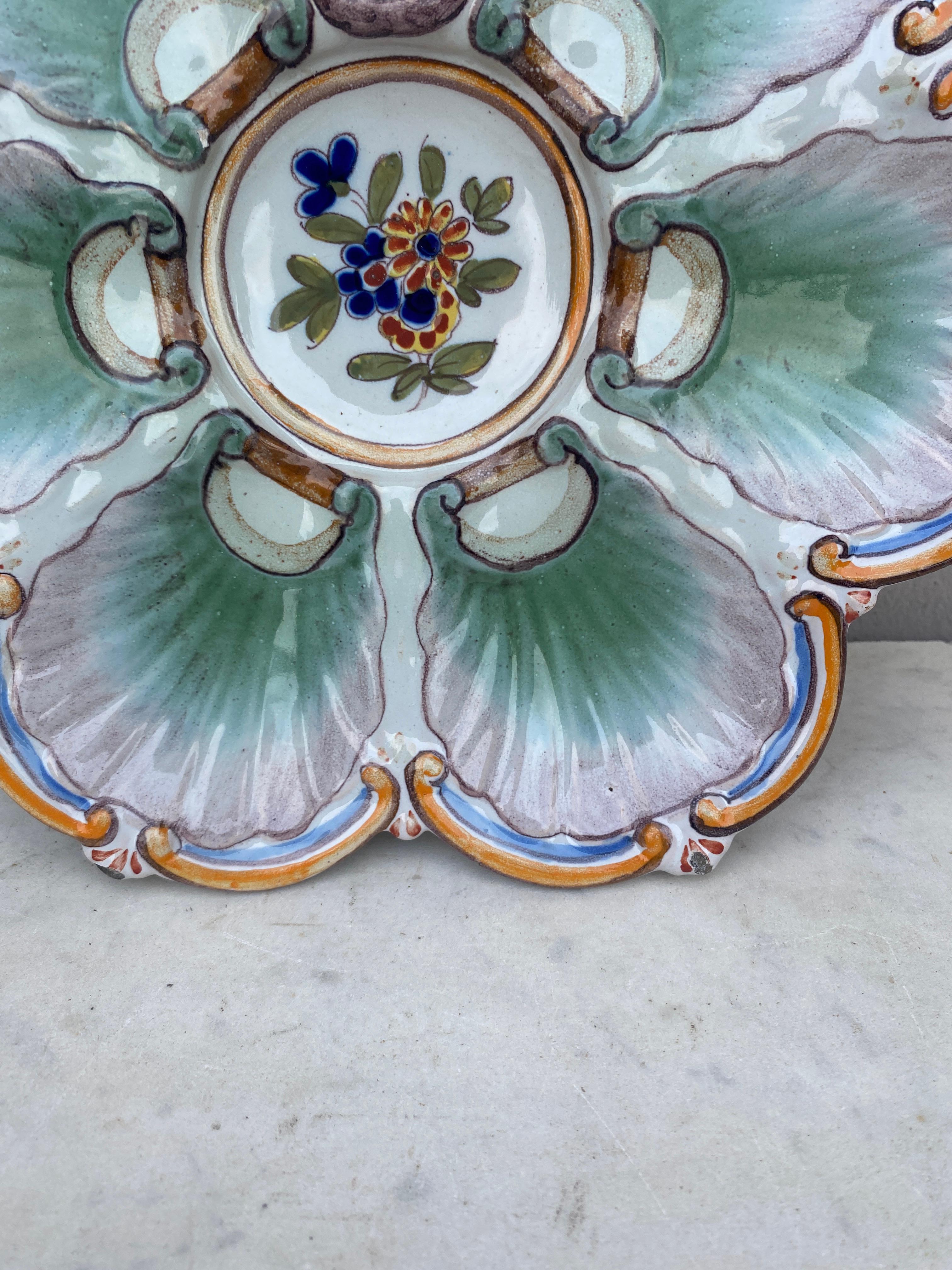 Français Assiette à huîtres en faïence française Saint-Clément, vers 1890 en vente