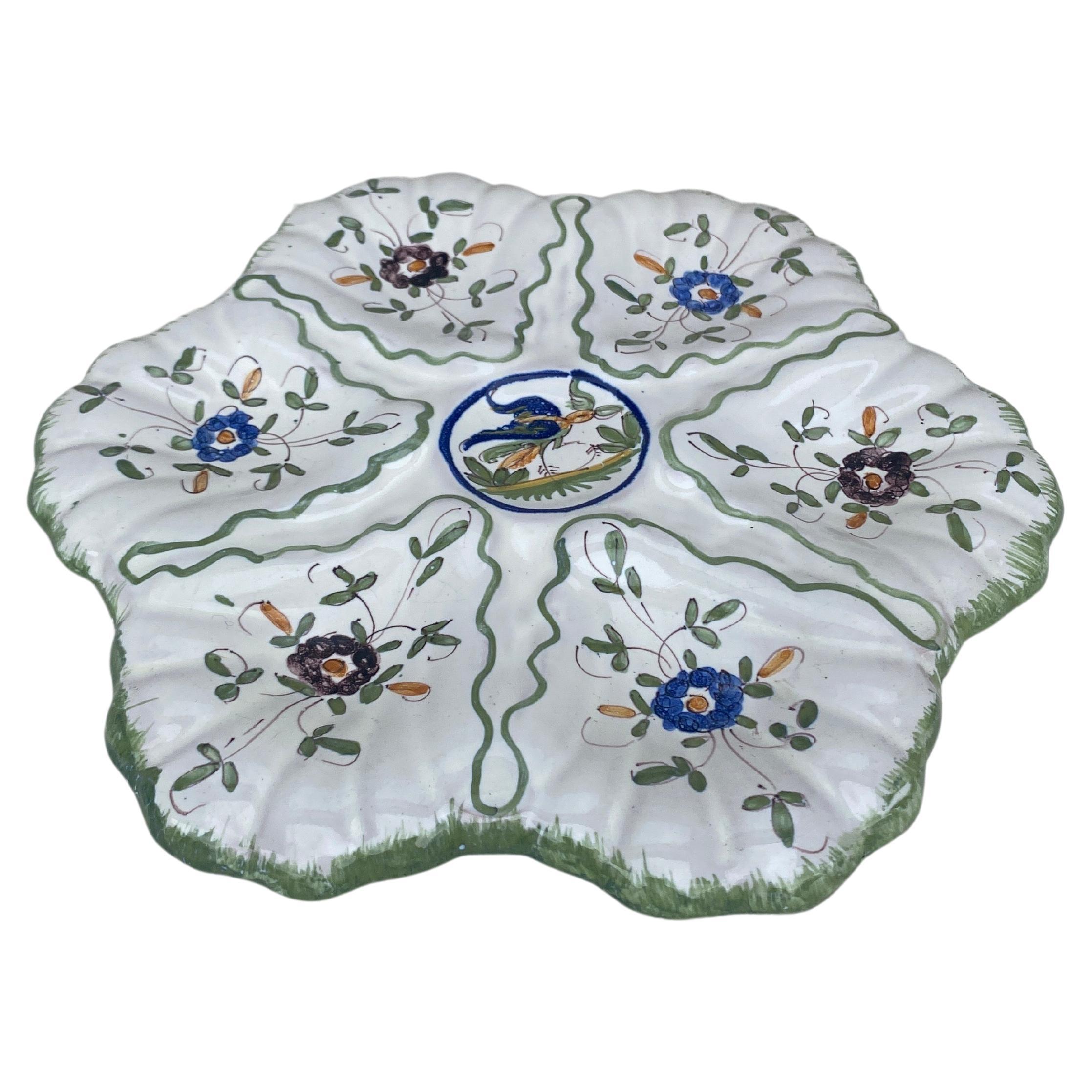 Assiette à huîtres en faïence française de style Moustiers signée Martres Tolosane, vers 1940.
 