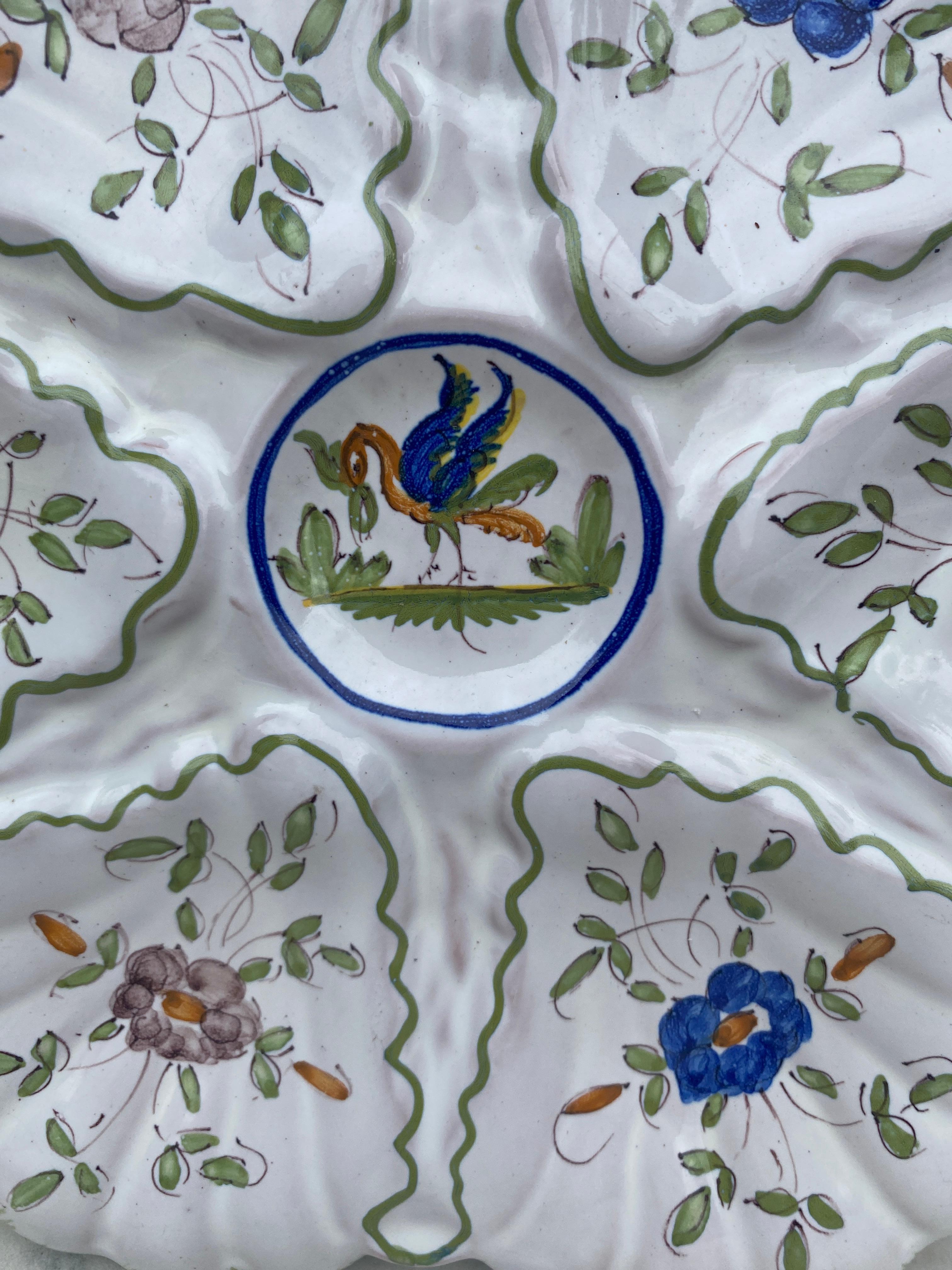 Assiette à huîtres en faïence française de style Moustiers signée Martres Tolosane, vers 1940.
 