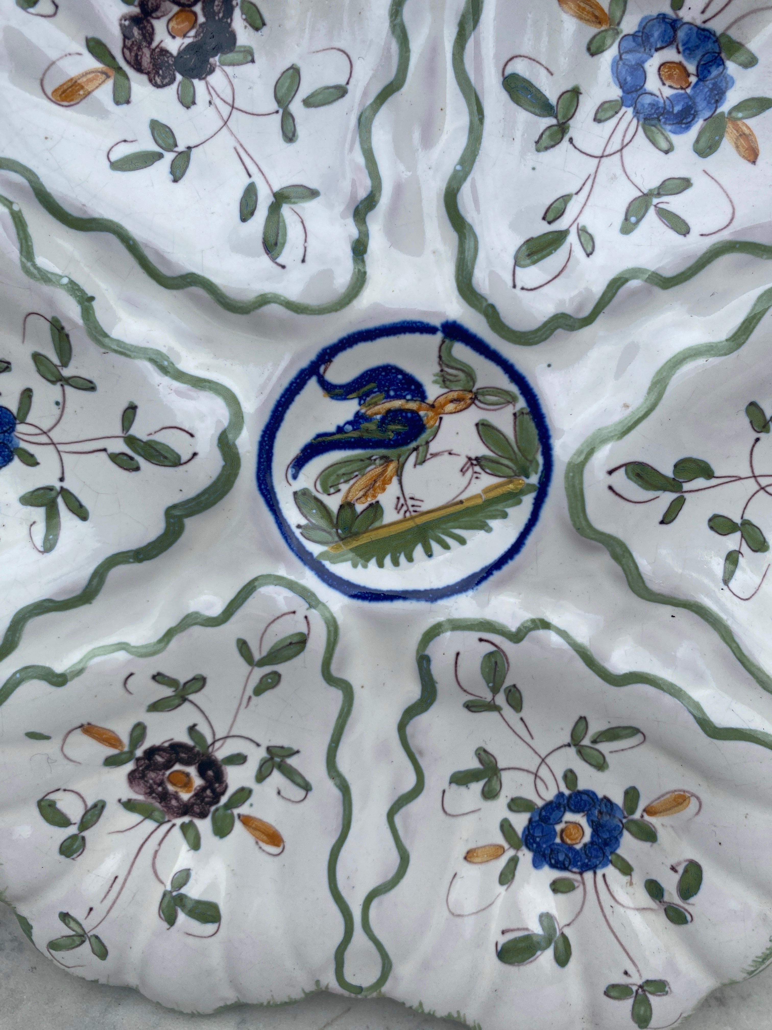 Provincial français Assiette à huîtres en faïence avec oiseau style Moustiers Circa 1940 en vente