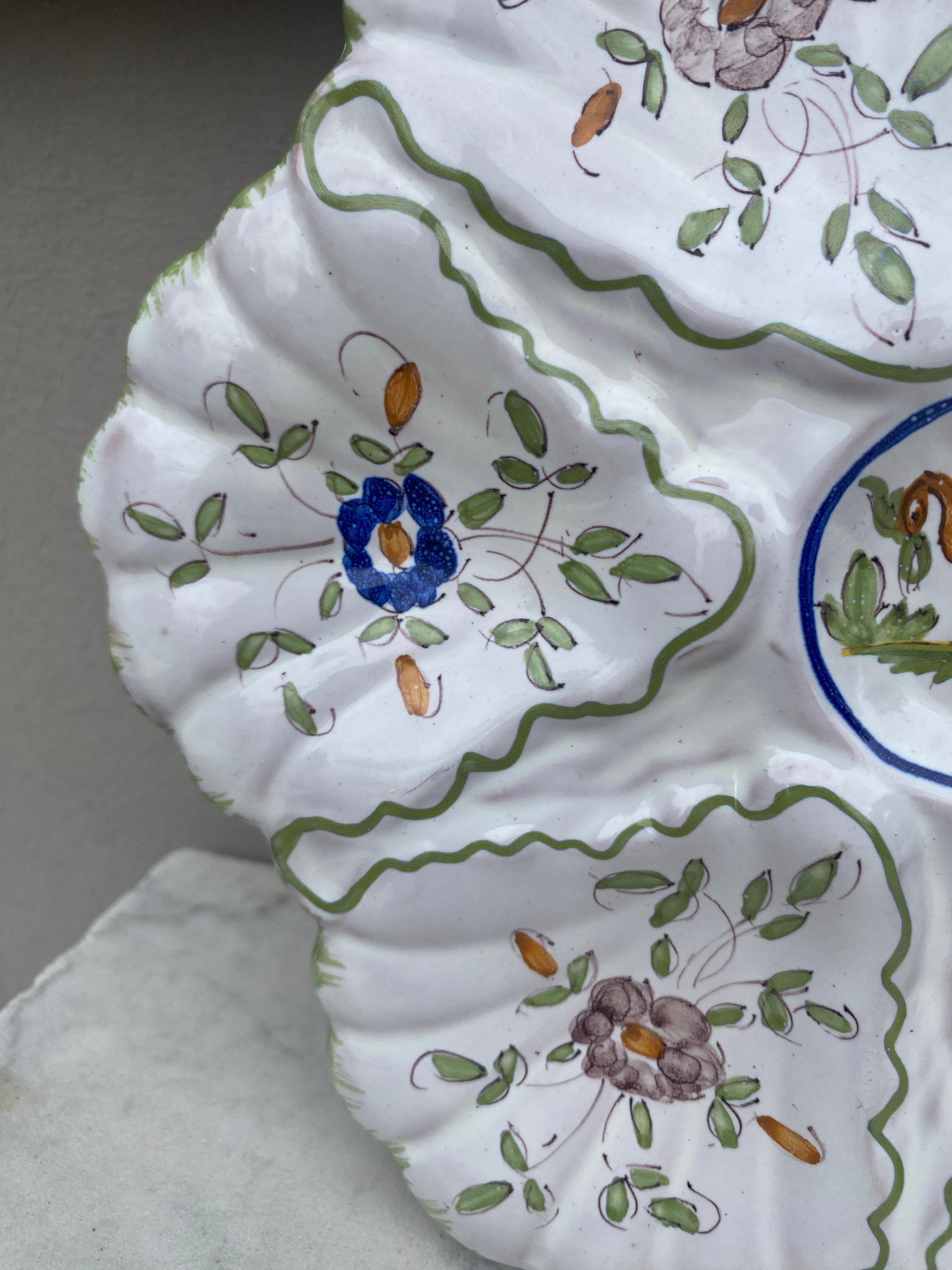 Provincial français Assiette à huîtres en faïence avec oiseau style Moustiers Circa 1940 en vente