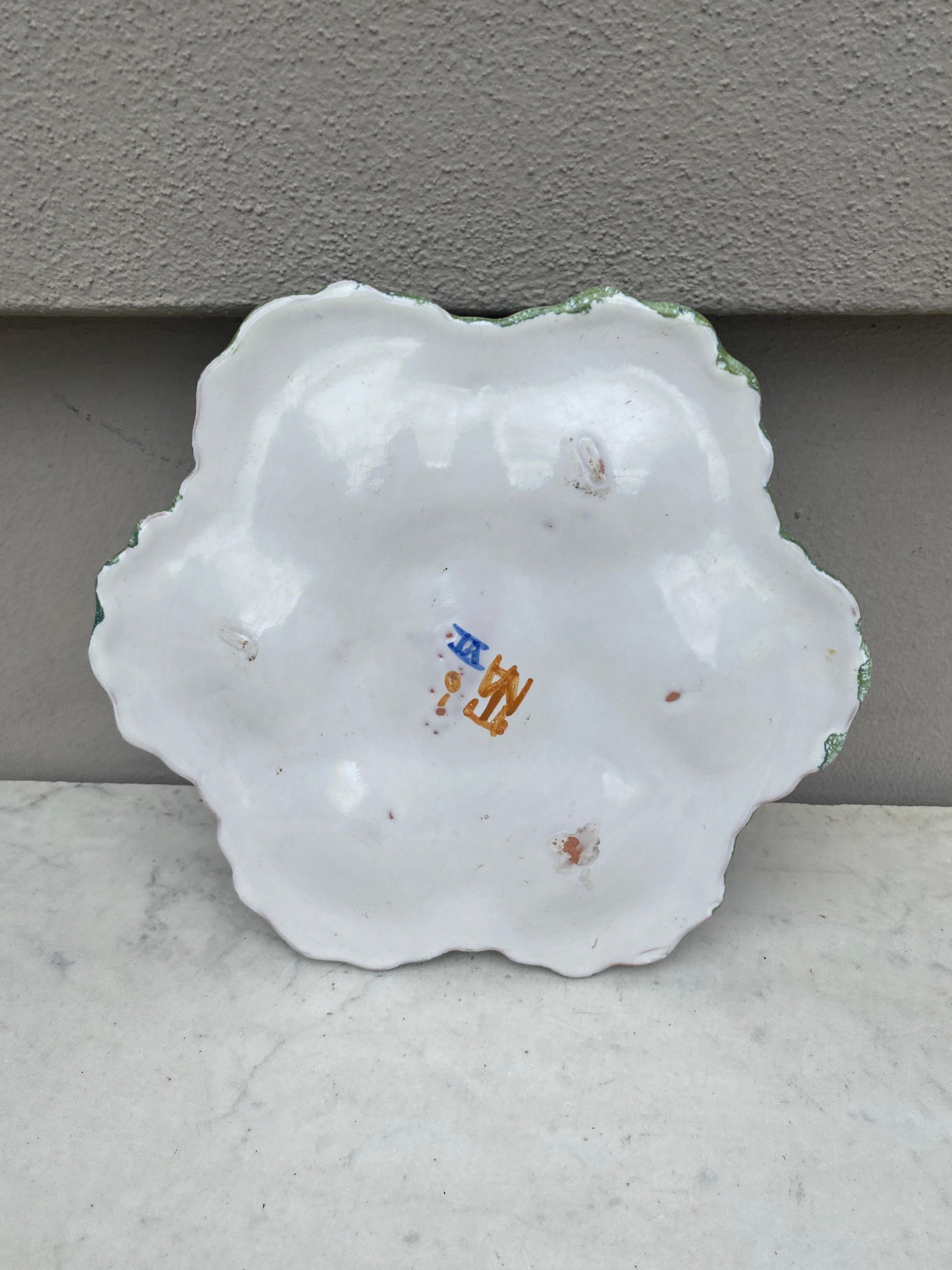 Français Assiette à huîtres en faïence avec oiseau style Moustiers Circa 1940 en vente