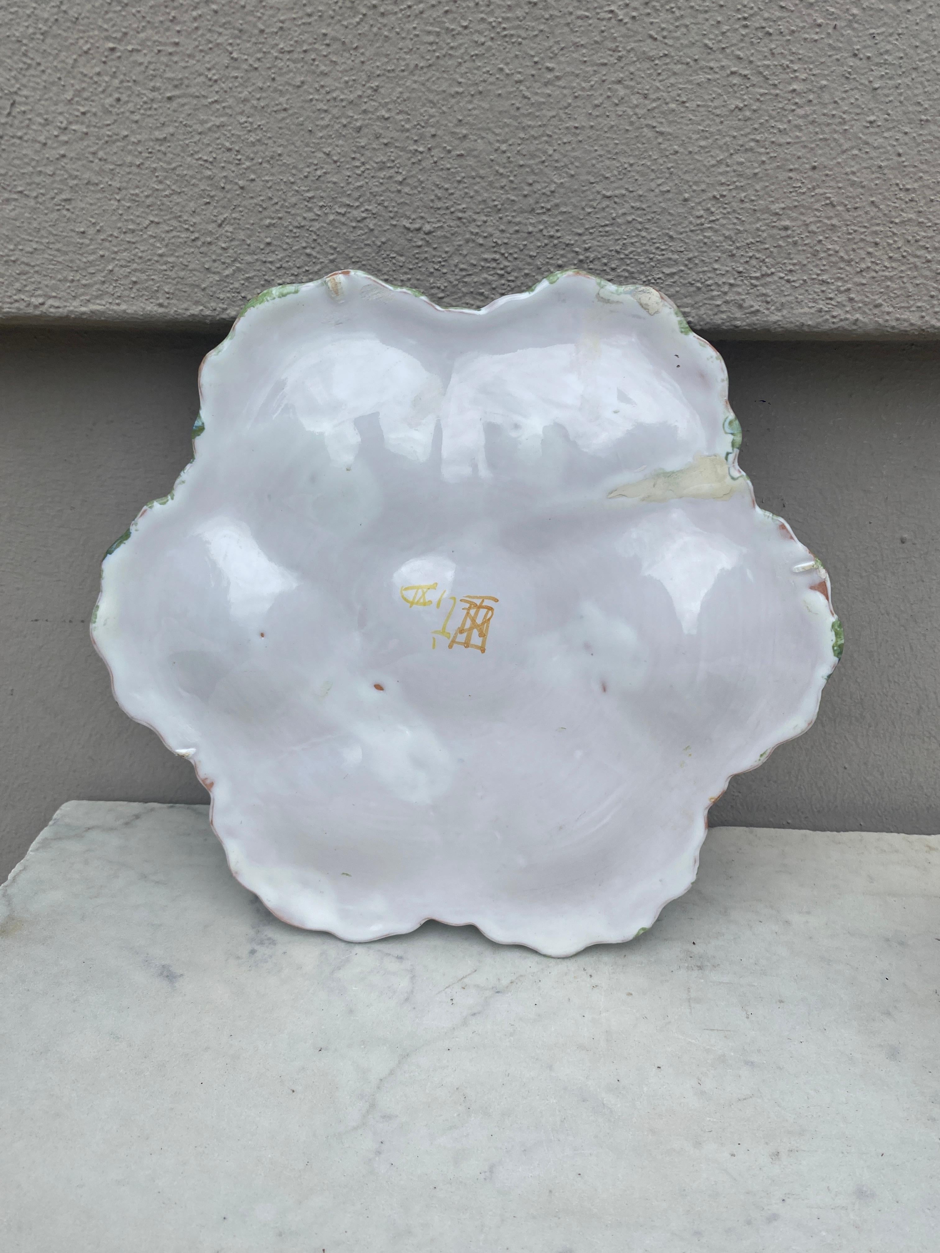 Plato de ostra de loza francesa con pájaro estilo Moustiers Circa 1940 Francés en venta