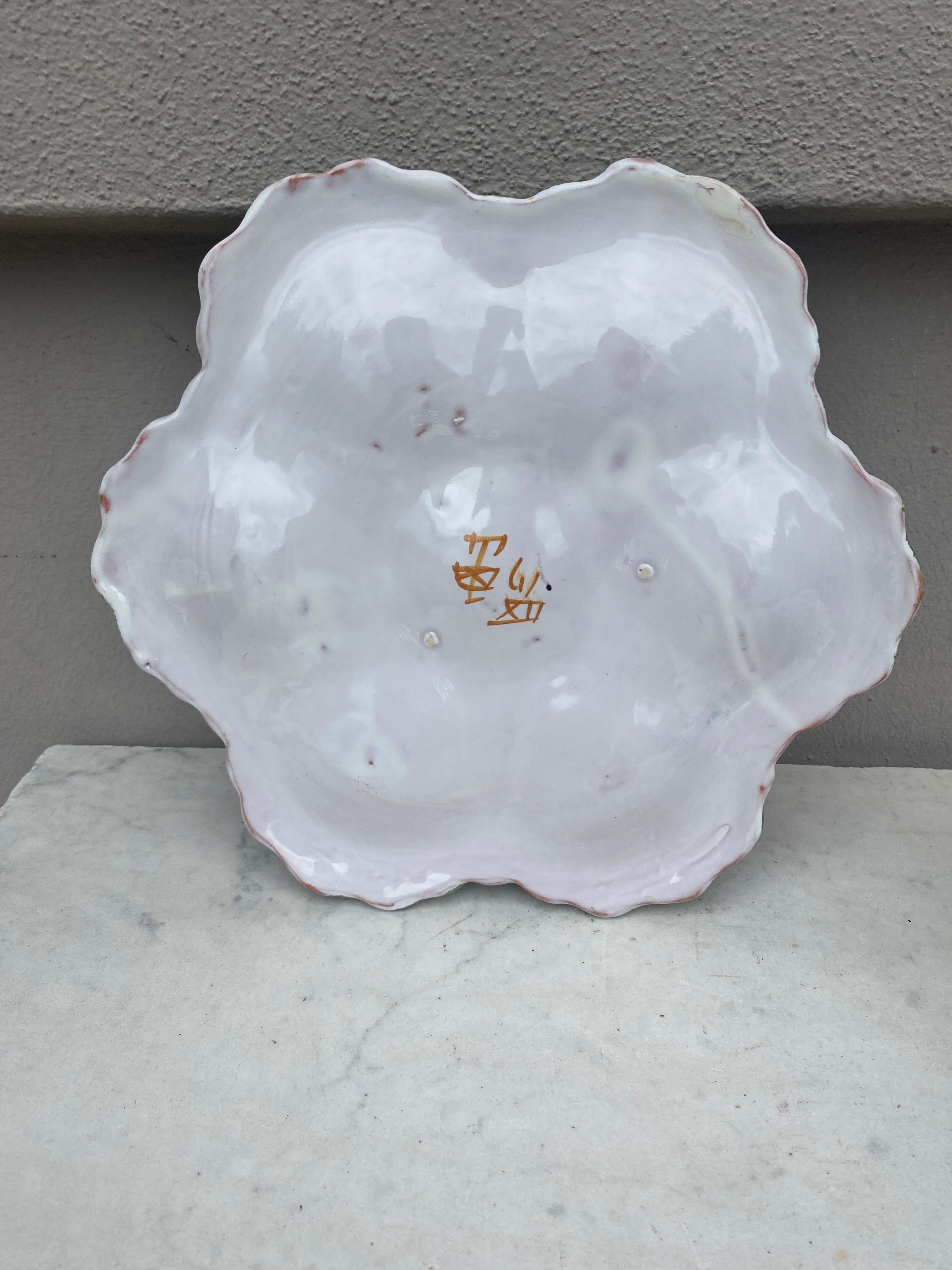 Assiette à huîtres en faïence avec oiseau style Moustiers Circa 1940 Bon état - En vente à Austin, TX