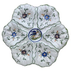 Piatto per ostriche in maiolica francese con uccello in stile Moustiers, circa 1940