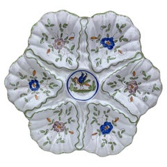 Piatto per ostriche in maiolica francese con uccello in stile Moustiers, circa 1940
