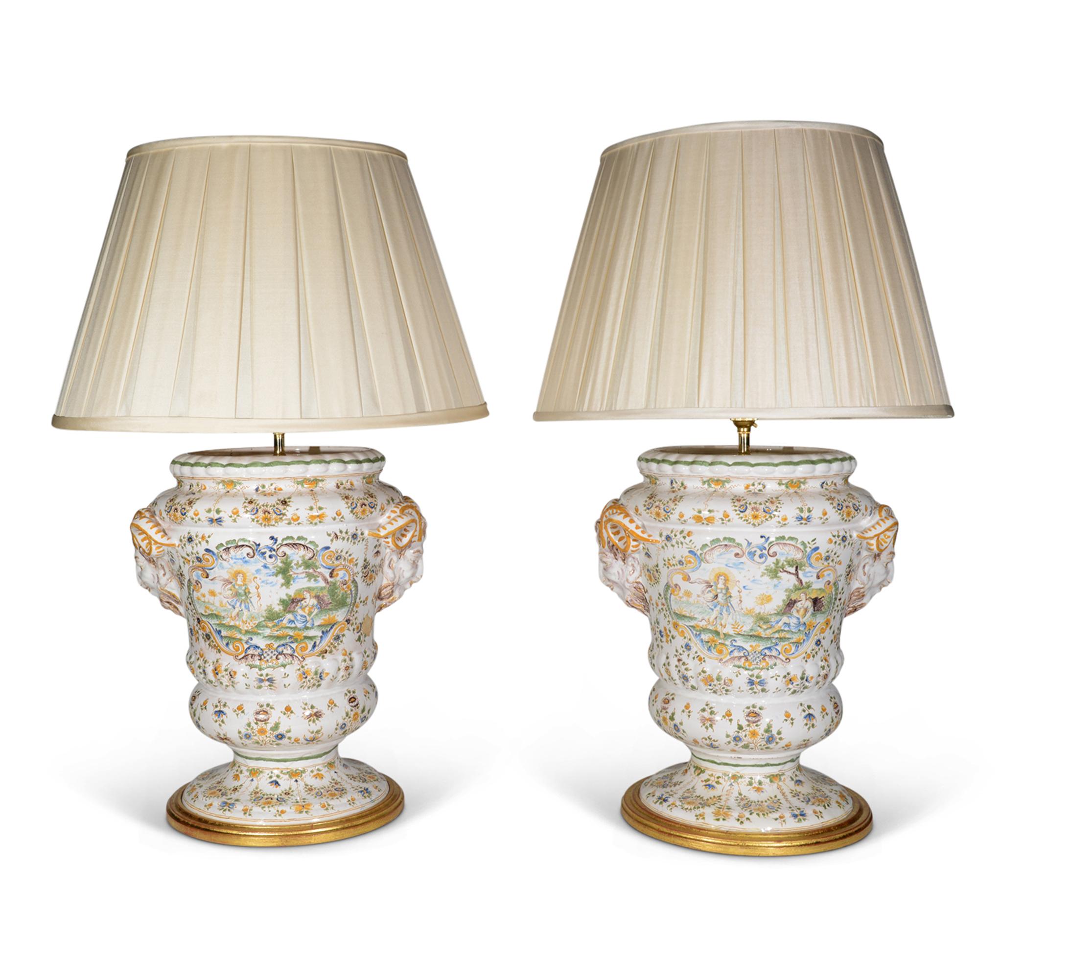 
Superbe paire de grands vases en faïence française, décorés dans le style de Moustiers, de forme compana avec des têtes de satyres barbus, les deux côtés de chaque vase étant peints de scènes mythologiques, un côté avec Apollo et une figure