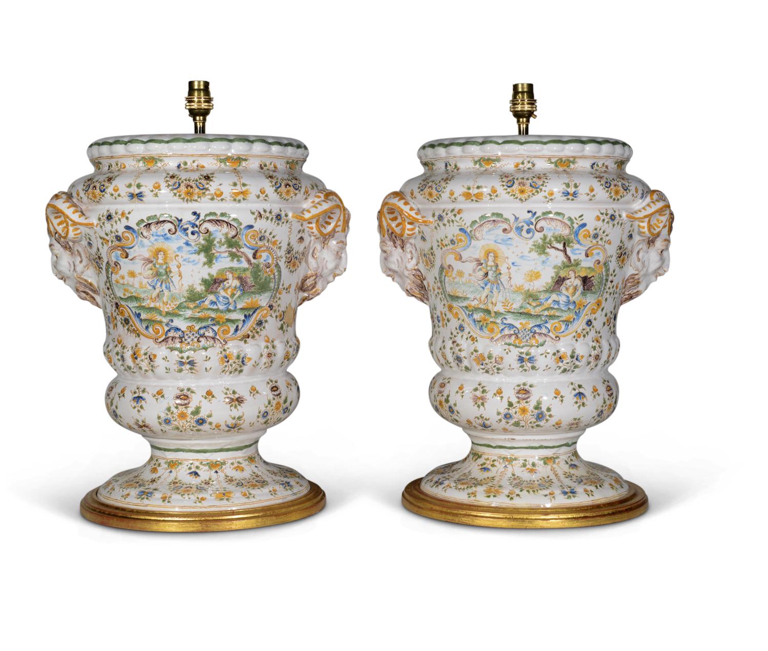 Français Paire de lampes de bureau du 19ème siècle en faïence française de style Moustiers en forme de Compana en vente