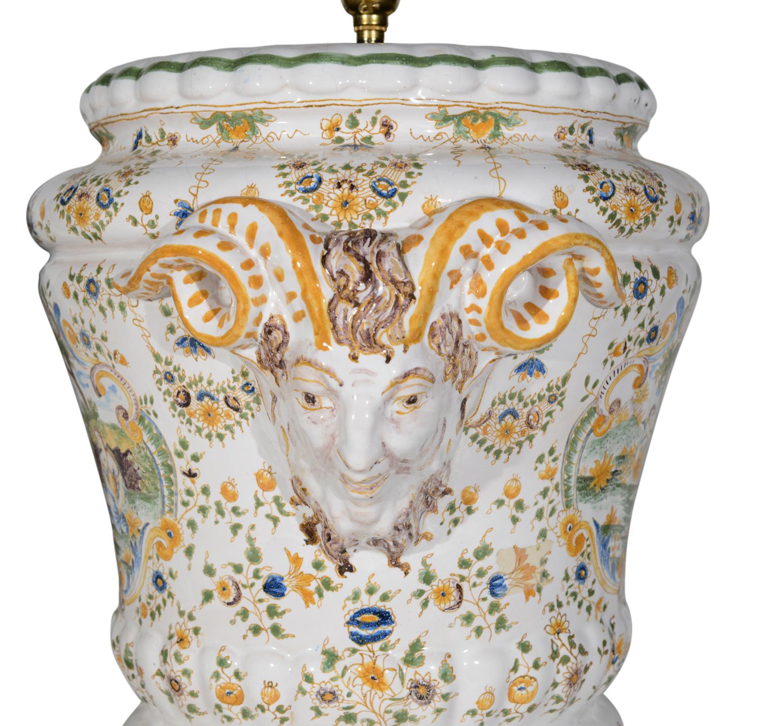 Vernissé Paire de lampes de bureau du 19ème siècle en faïence française de style Moustiers en forme de Compana en vente