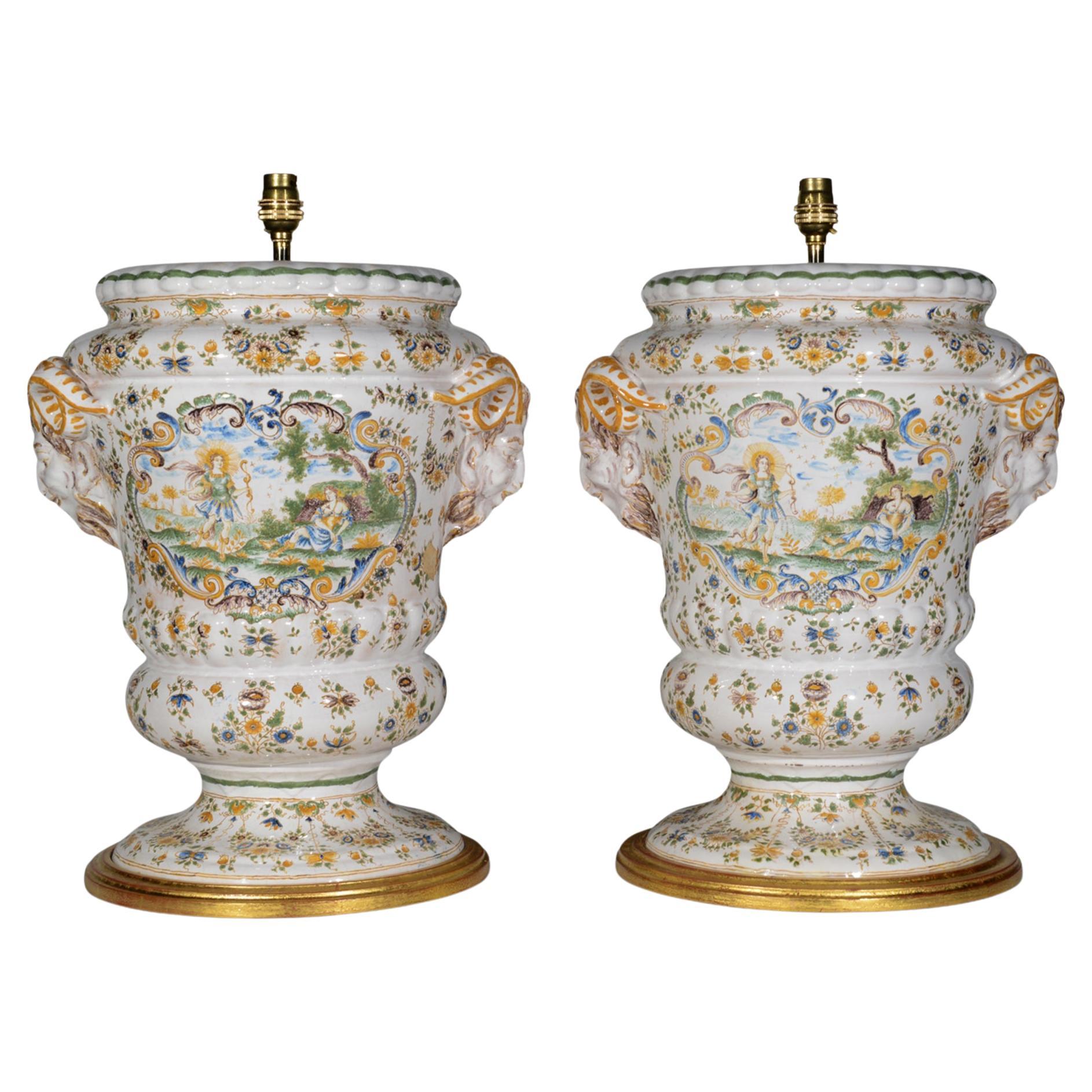 Paire de lampes de bureau du 19ème siècle en faïence française de style Moustiers en forme de Compana en vente