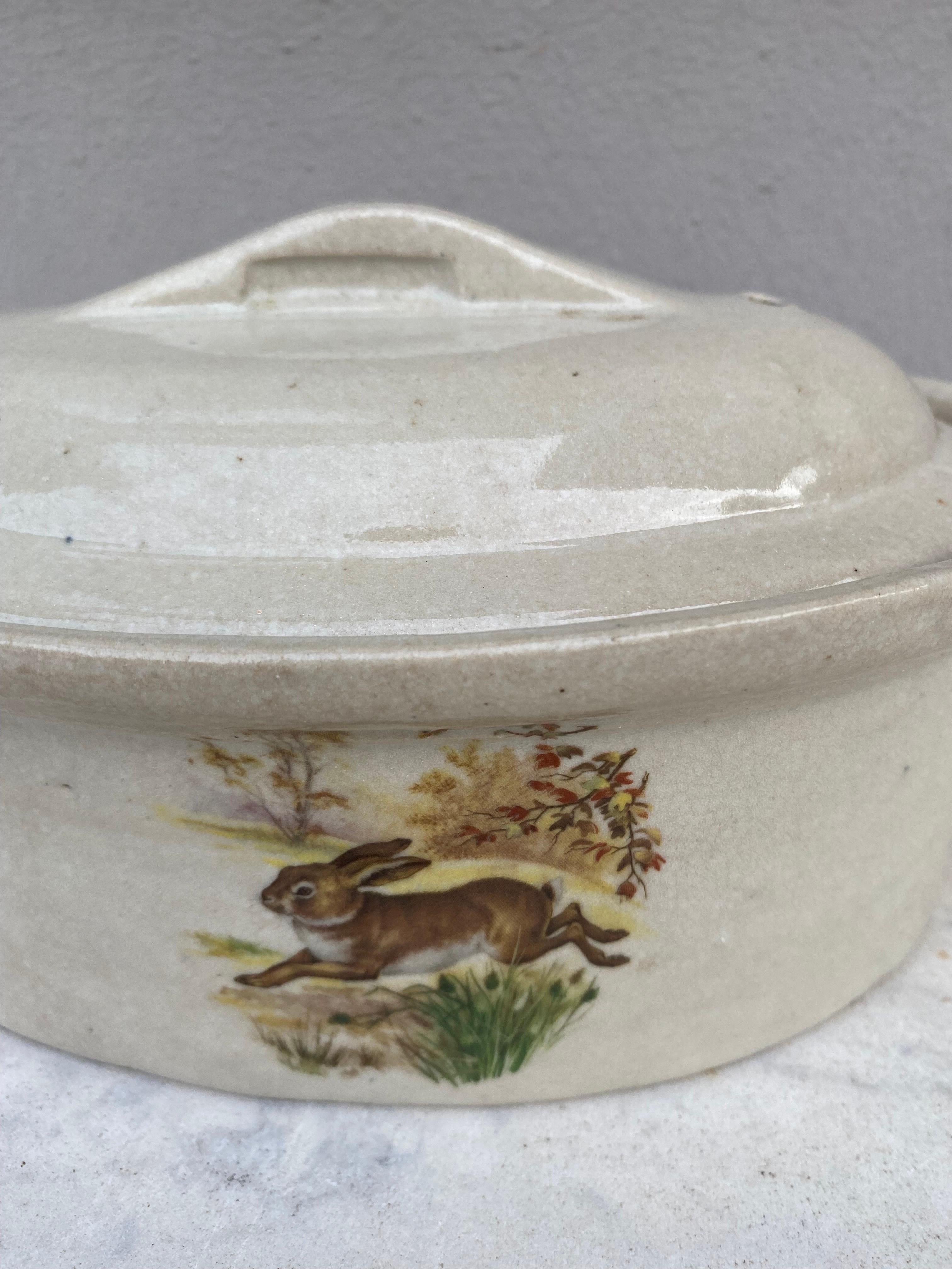 Zuppiera in maiolica francese con conigli Circa 1920.