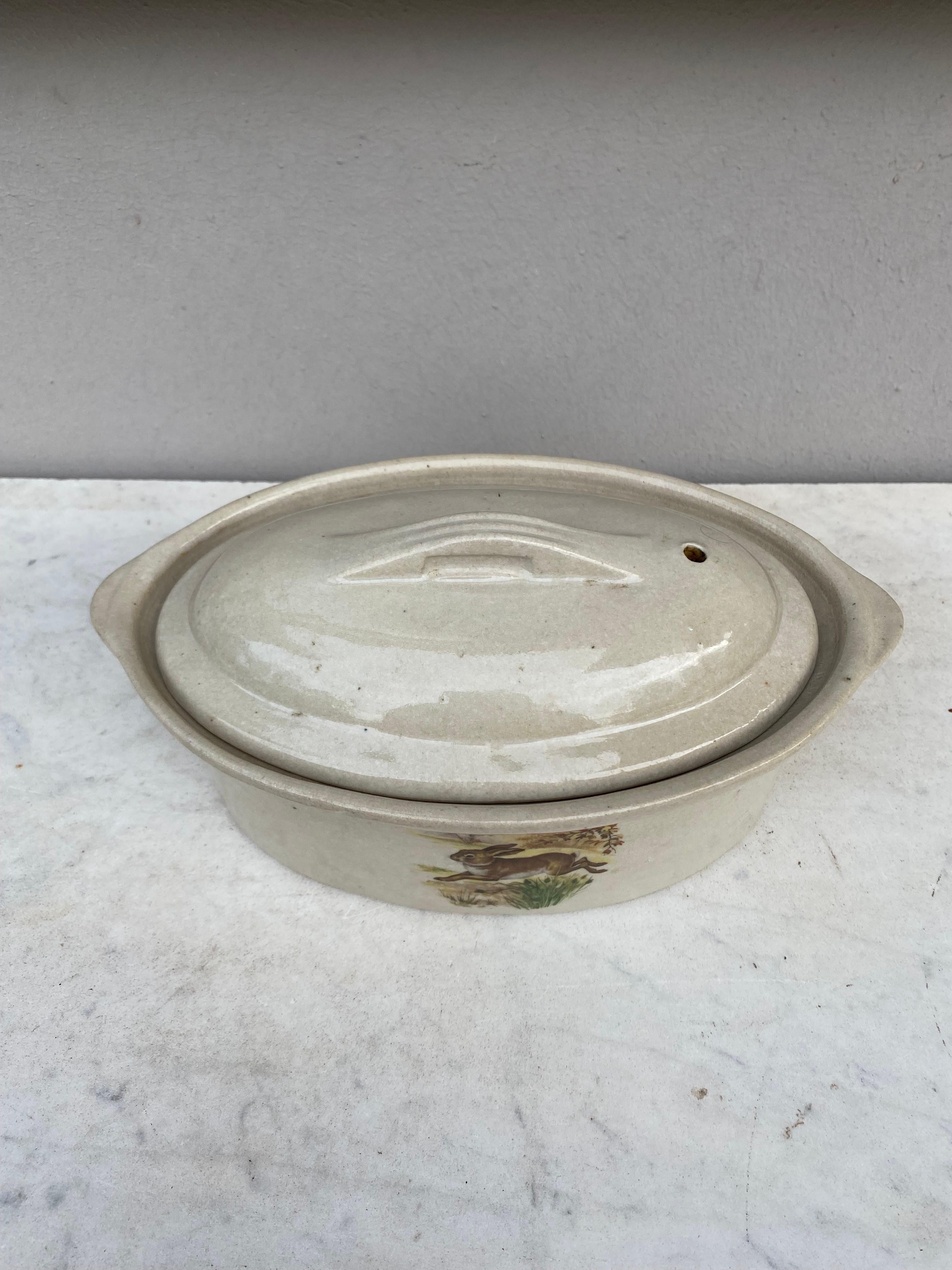 Rustico Zuppiera in maiolica francese con conigli, 1920 circa in vendita