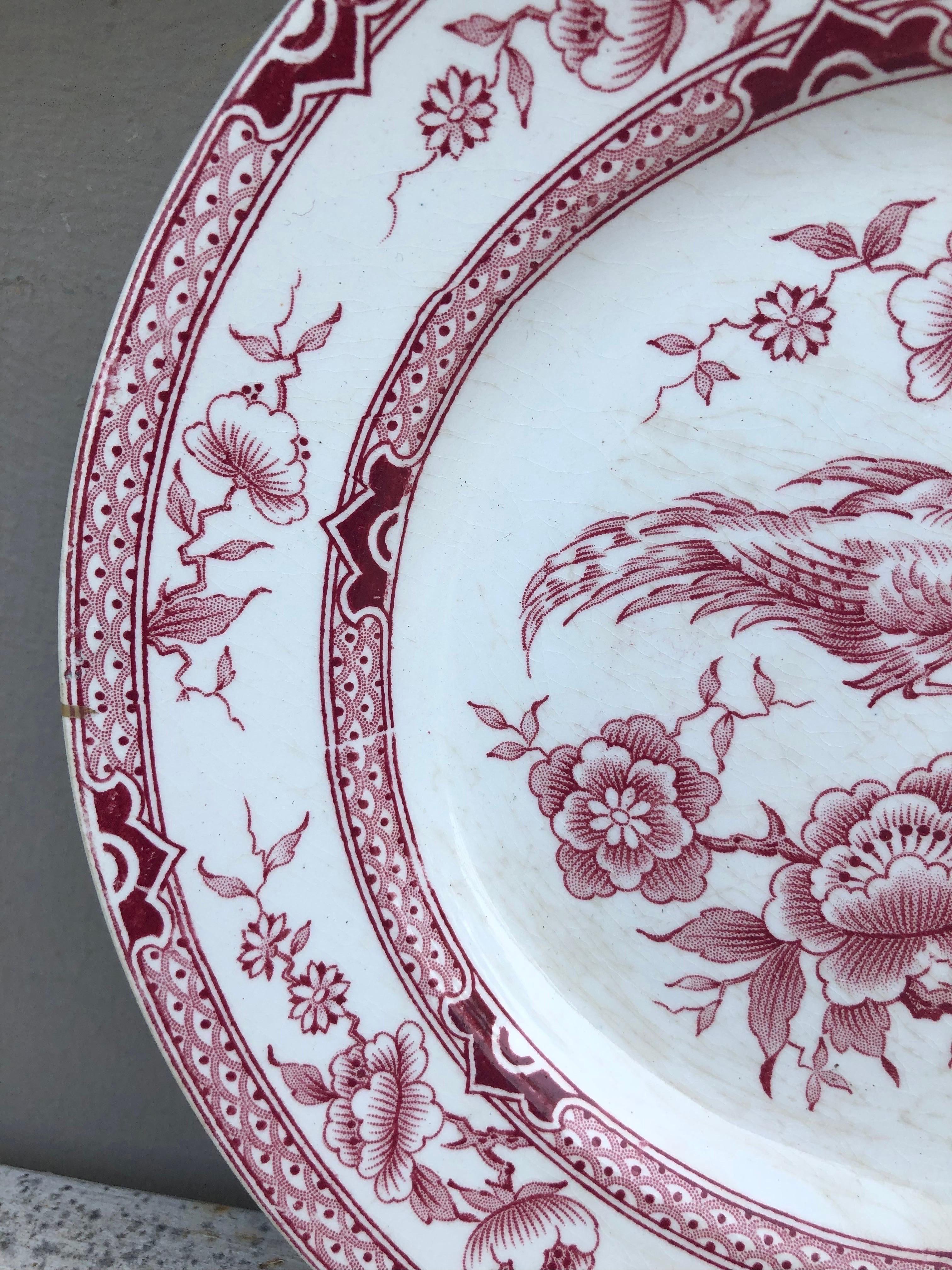 Français Assiette chinoiseries en faïence rose avec oiseaux Orchies, vers 1900 en vente