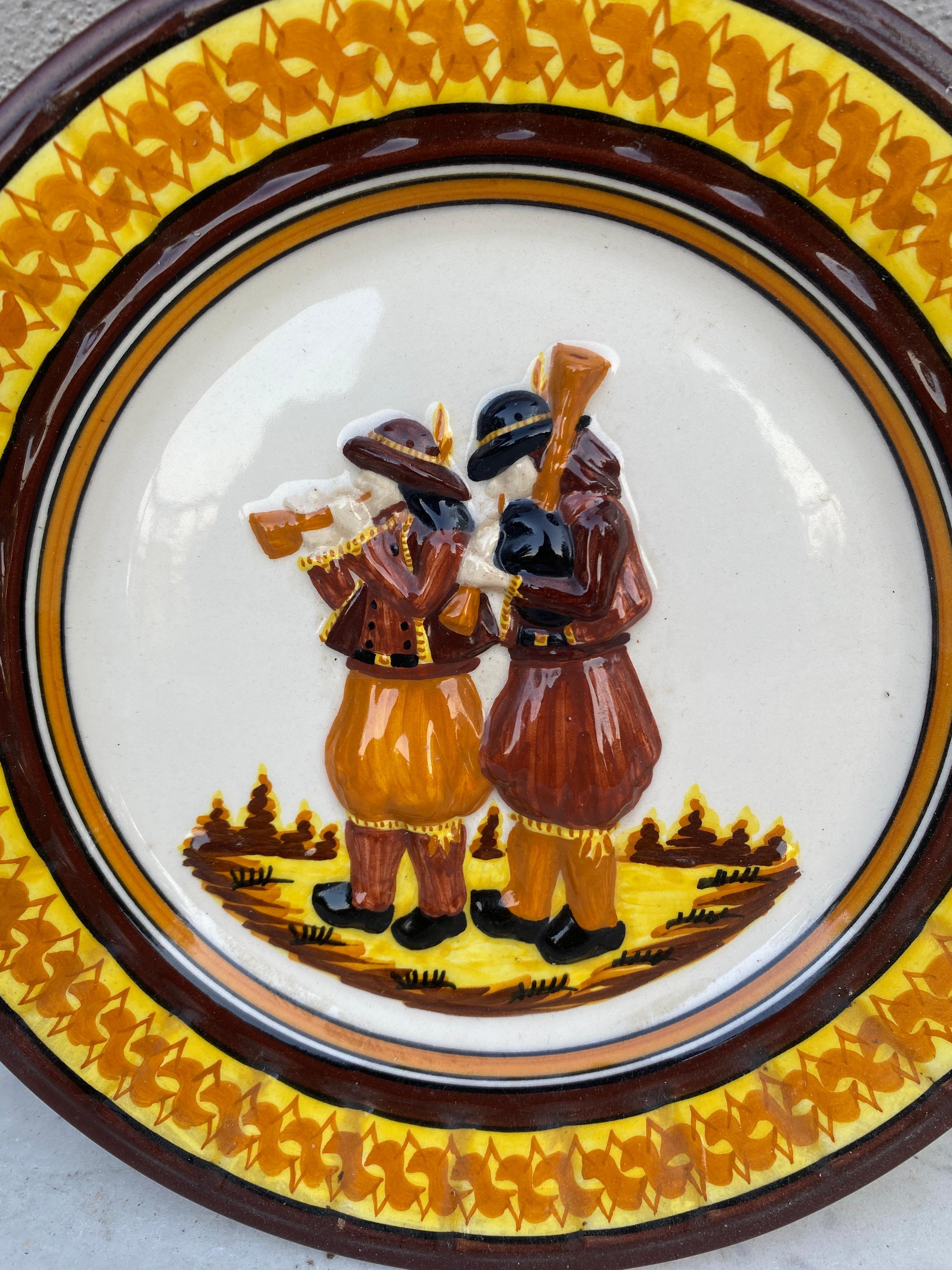 Französischer Fayence-Teller Musiciens Quimper um 1950 im Zustand „Gut“ im Angebot in Austin, TX
