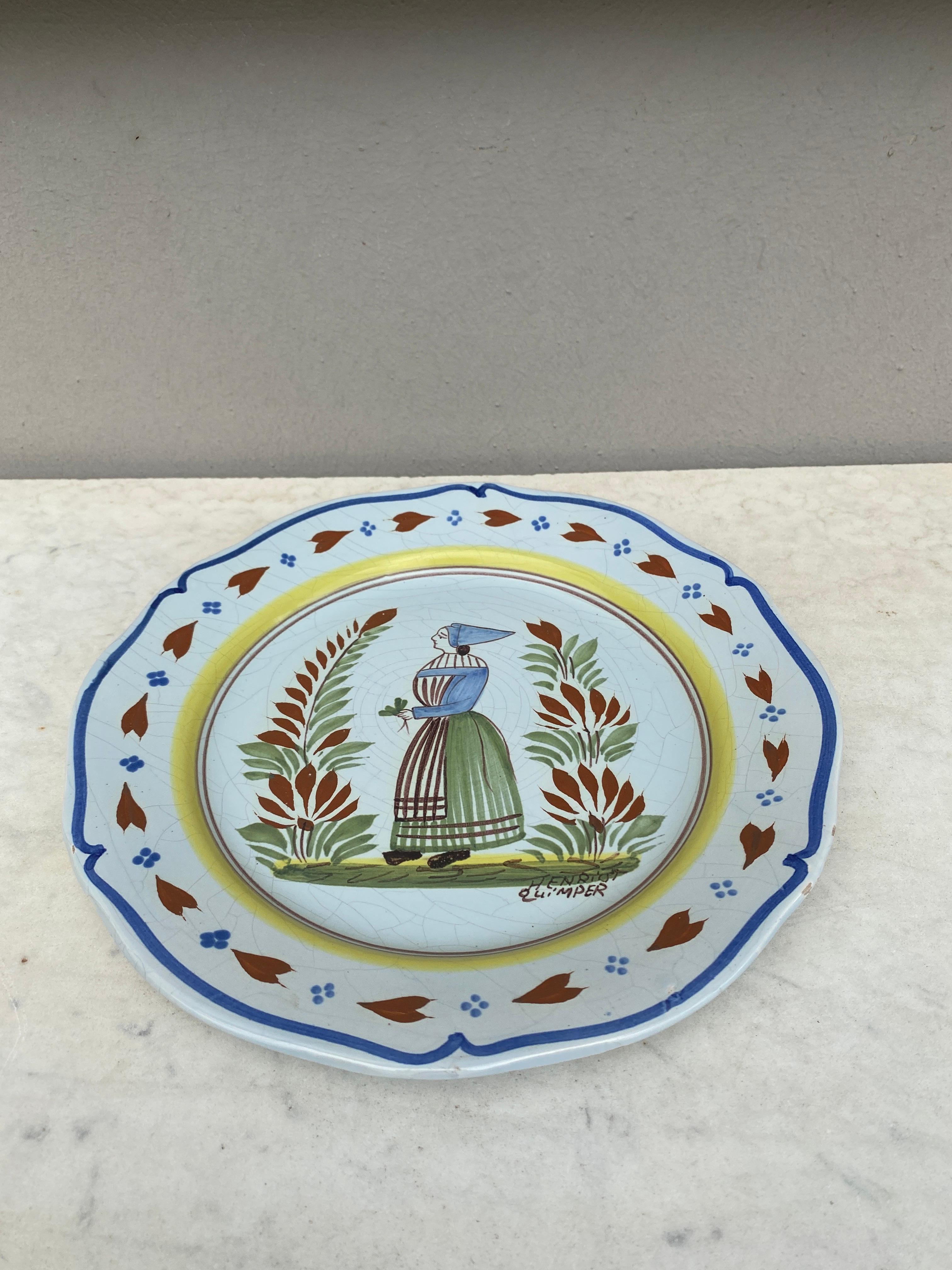 French Faience Plate Quimper circa 1950 In Good Condition For Sale In Austin, TX