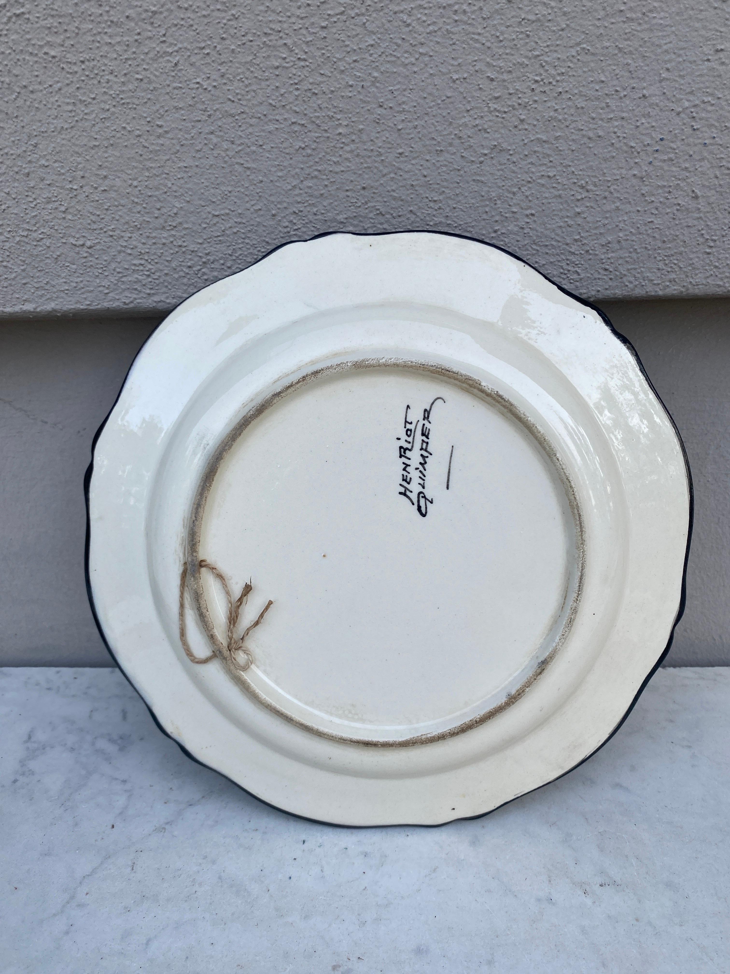 French Faience Plate Quimper circa 1950 In Good Condition For Sale In Austin, TX