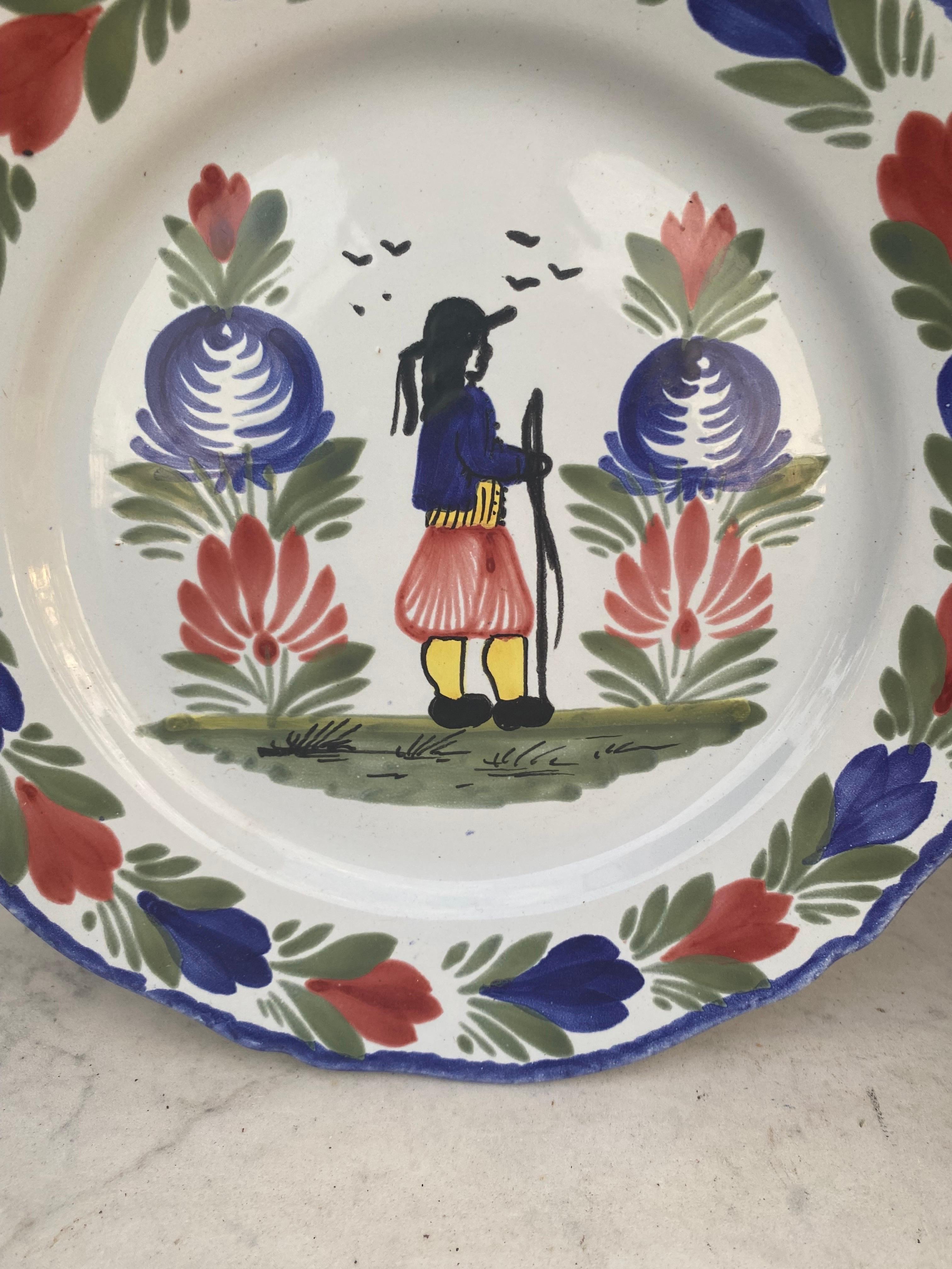 Plato de loza francesa quimper circa 1960.
Bretón con flores.