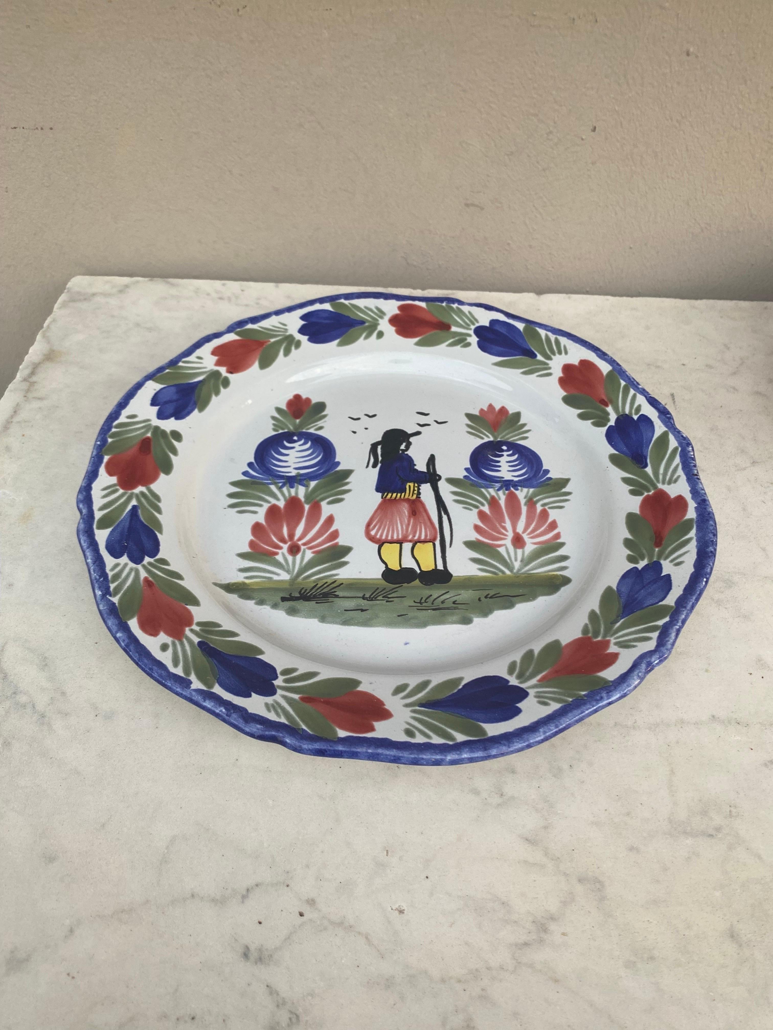French Faience Plate Quimper circa 1960 In Good Condition For Sale In Austin, TX