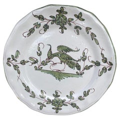 Assiette en faïence à l'oiseau de style Moustiers