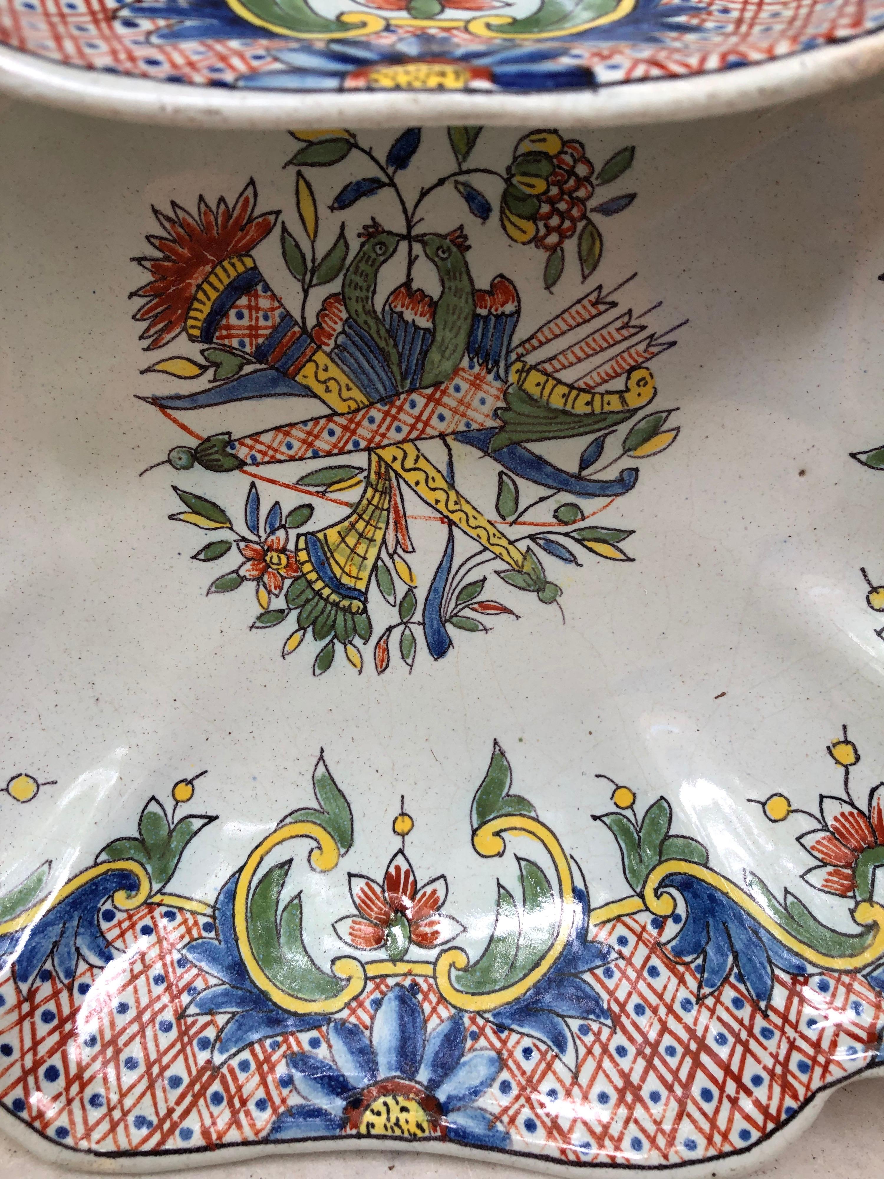 Very colorful French Faience platter desvres Circa 1890.
2 birds on the middle of a quiver.
