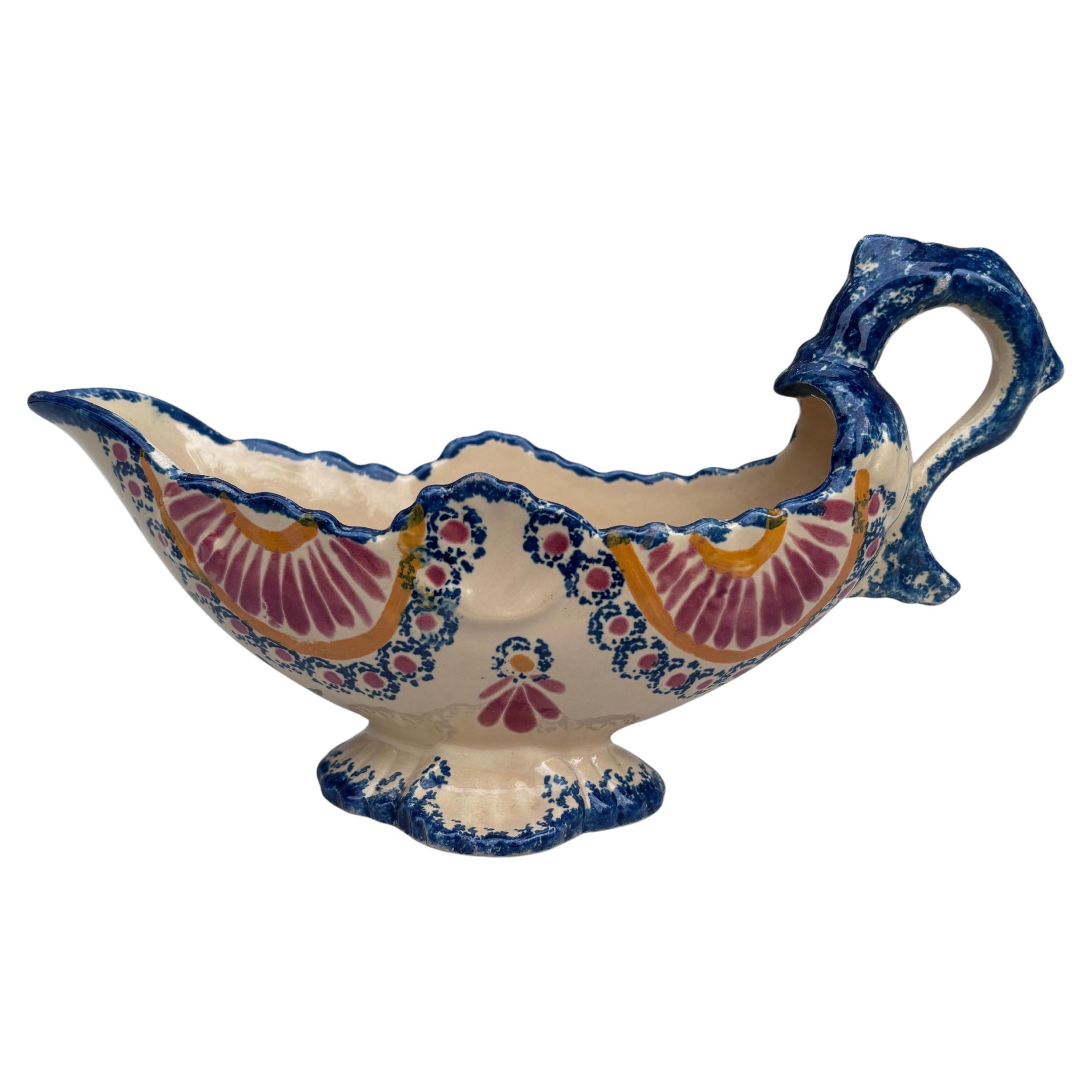 Französische Fayence Untertasse signiert Henriot Quimper um 1940 im Zustand „Gut“ im Angebot in Austin, TX