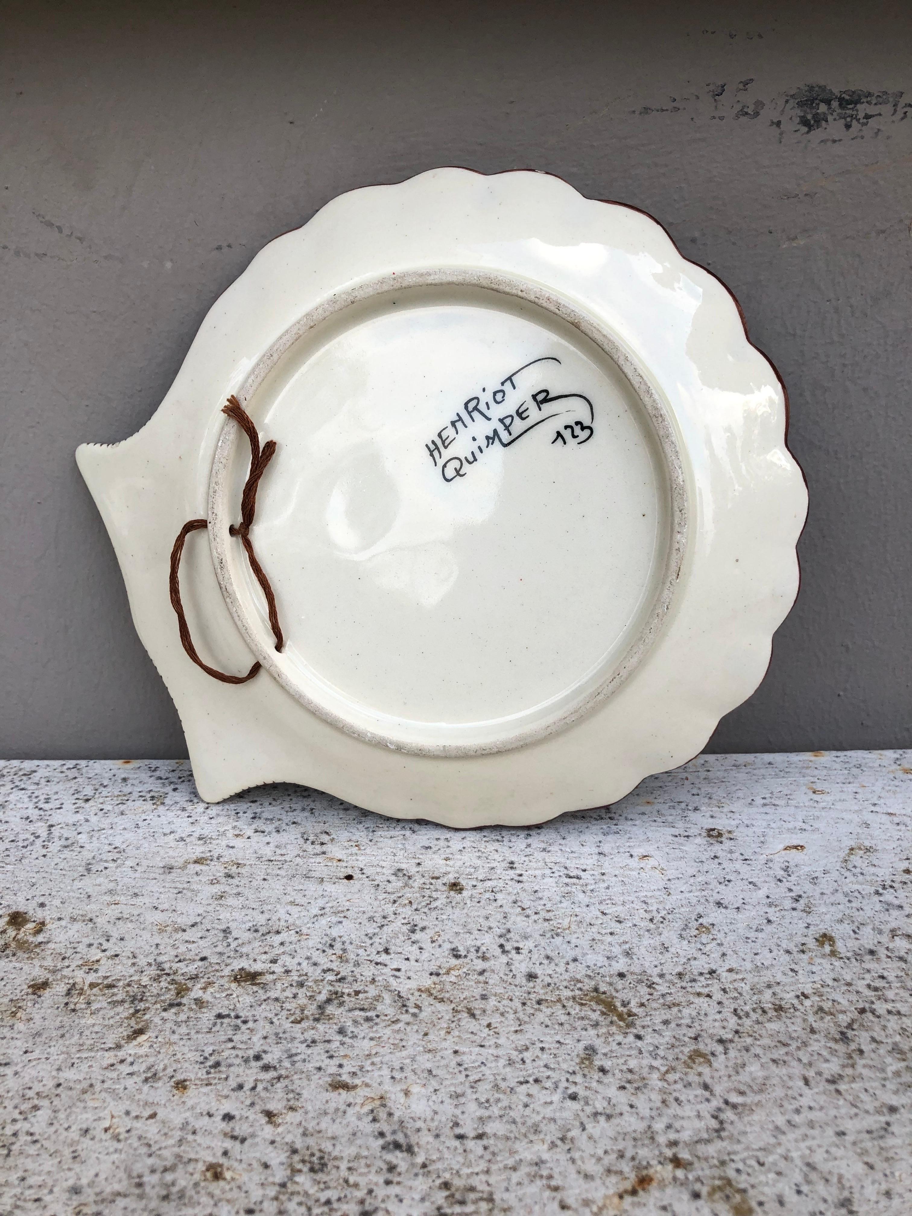 Französischer französischer Fayence-Muschelteller Henriot Quimper, um 1930 im Zustand „Gut“ im Angebot in Austin, TX
