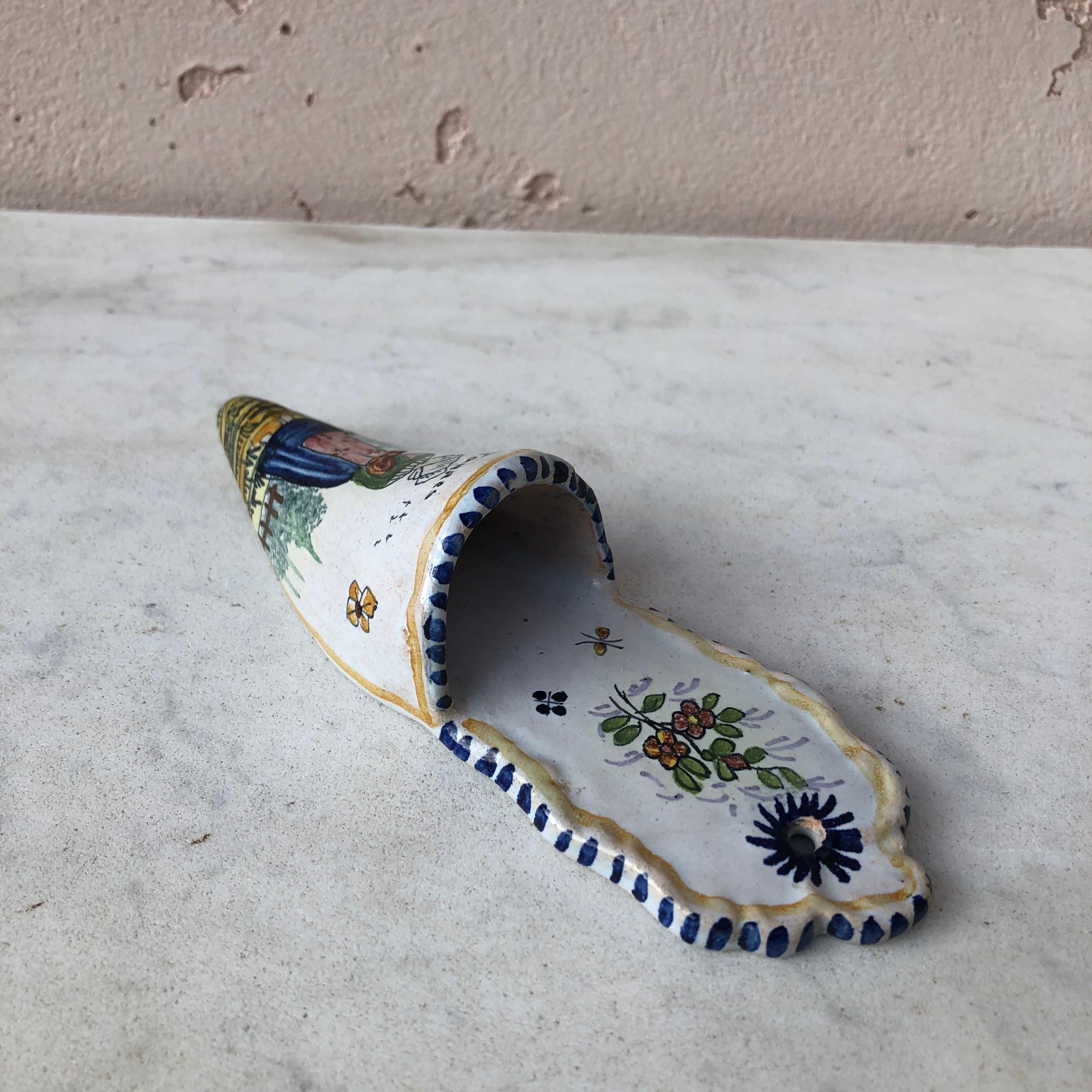 French Faience Shoe Wall Pocket, circa 1900 In Good Condition For Sale In Austin, TX