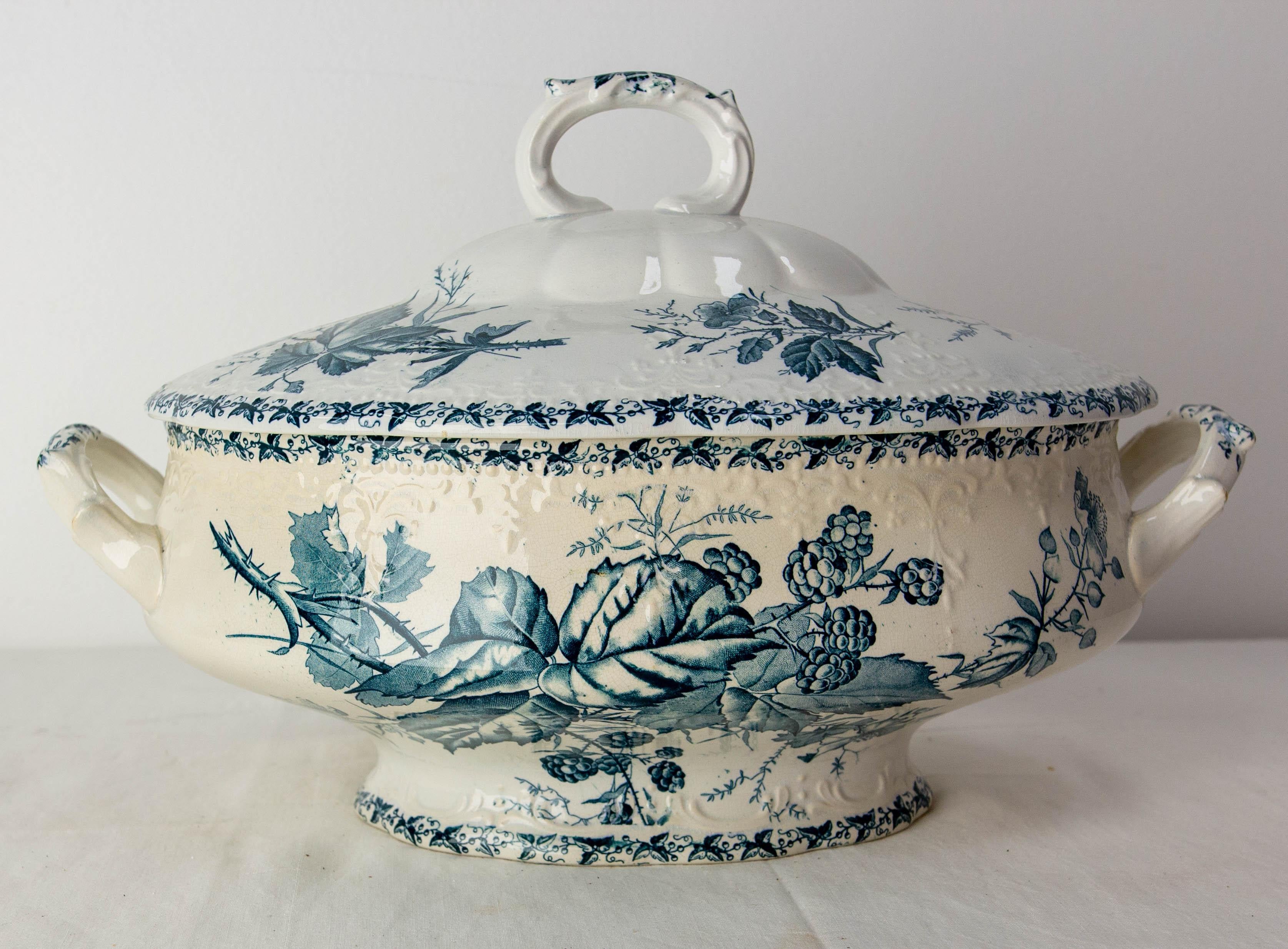 French soupière or soup bowl.
White faience soup tureen with green blue floral decoration on the top and on the bowl.
Can also be used as a center piece.
Made circa 1900
Good condition.

Shipping:
19 / 34 / H 21 cm 1.6 Kg.