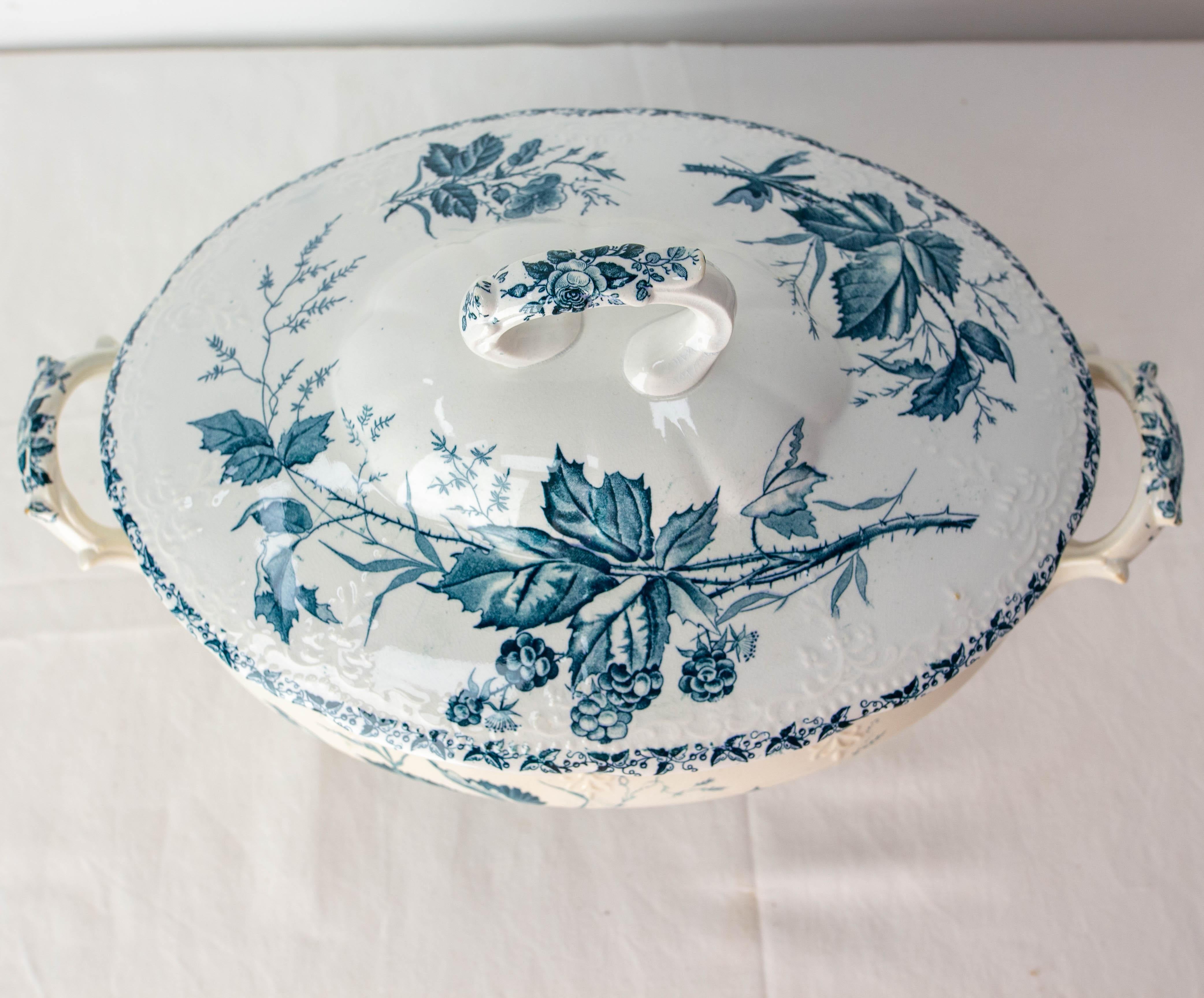 French Faience Soup Tureen with Floral Decoration, circa 1900 In Good Condition For Sale In Labrit, Landes