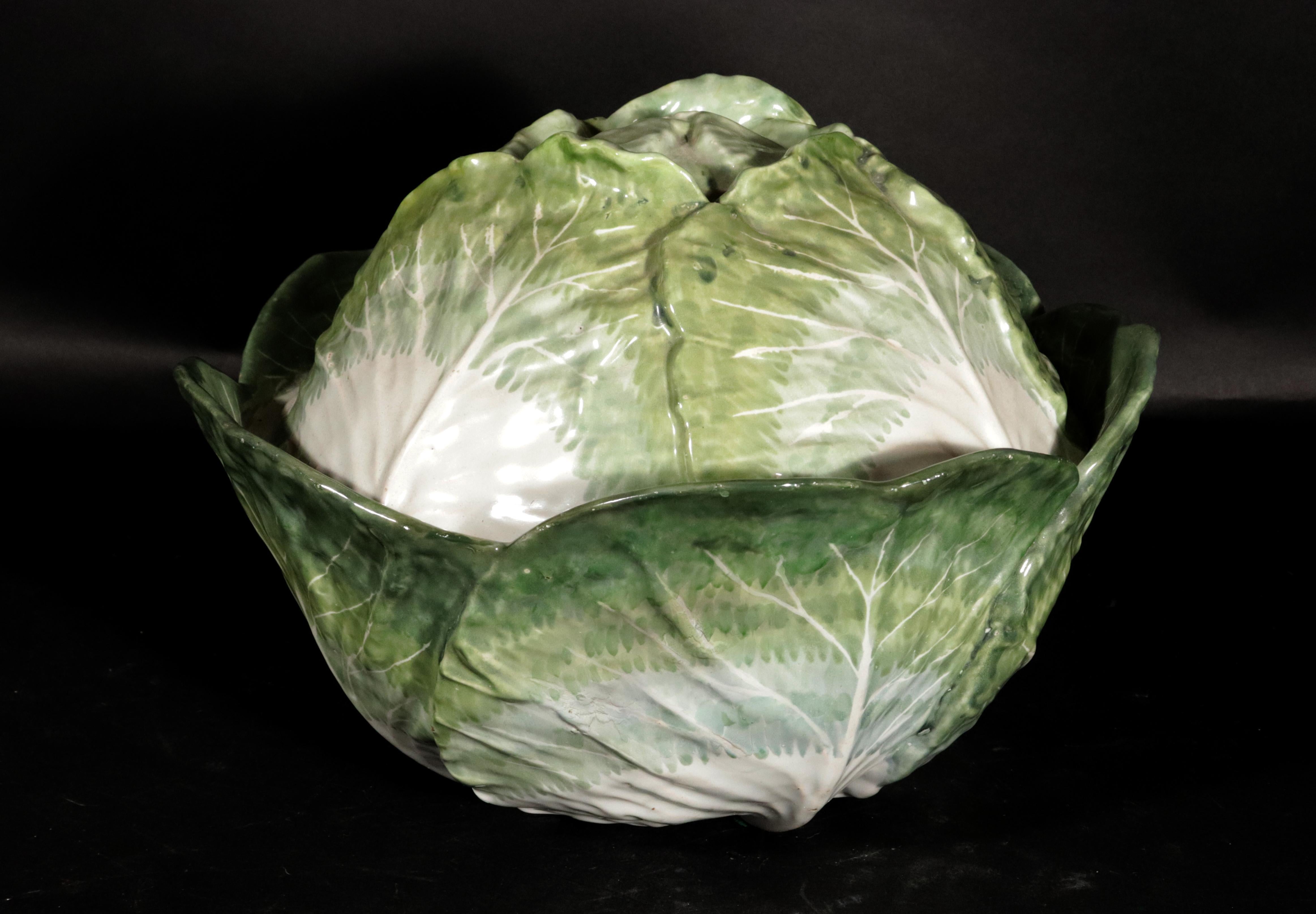 Illusion botanique : Importante soupière à choux et couvercle en faïence de Strasbourg,
Milieu du 18e siècle

Origine : Strasbourg, France  Dimensions : 8 1/2 in. (H) x 10 3/4 in. (D)  MATERIAL : Faience (faïence étamée)

Cette soupière et son