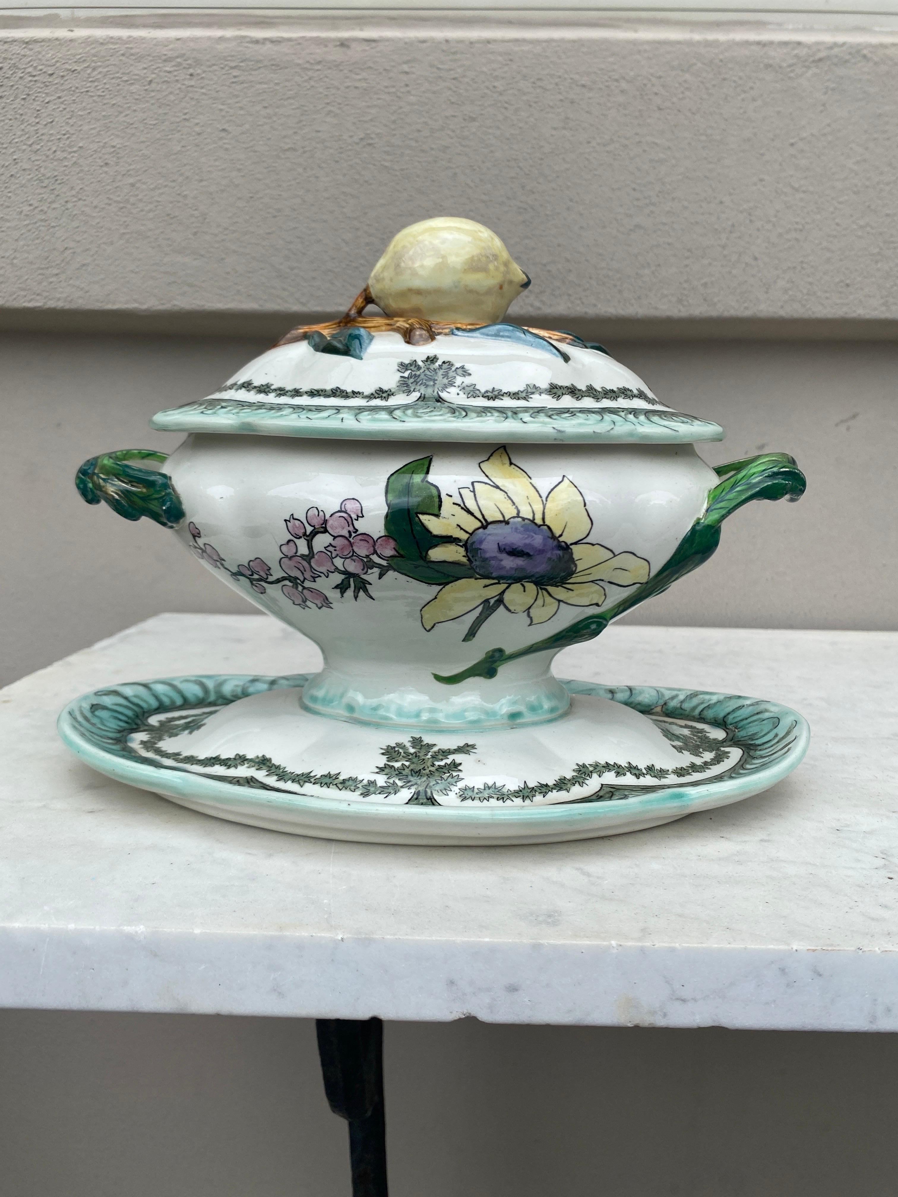 Sopera de girasol de loza francesa Creil et Montereau, circa 1890 en venta 4